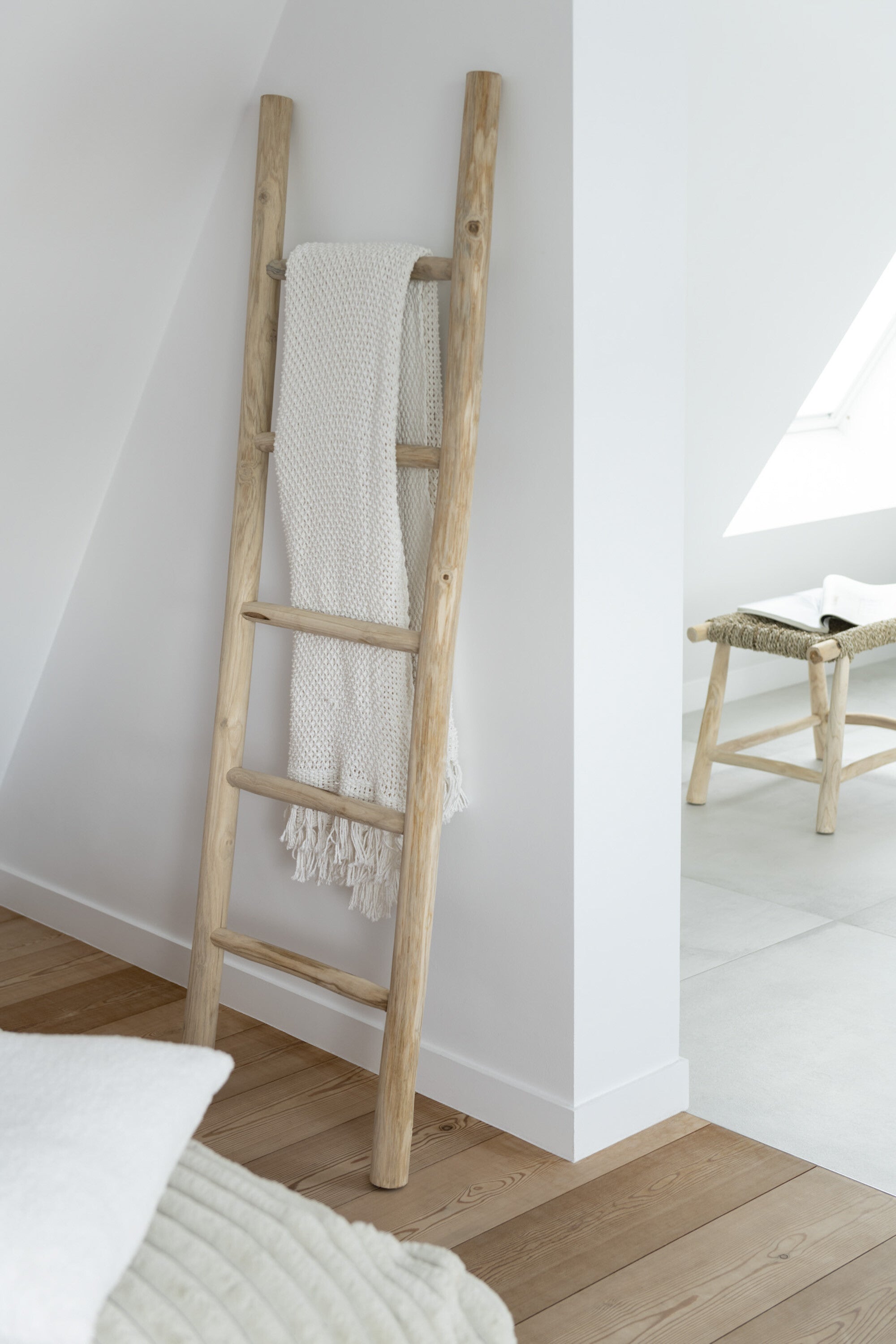 2er Set Naturbelassene Leitern aus Teakholz - 158 cm Höhe