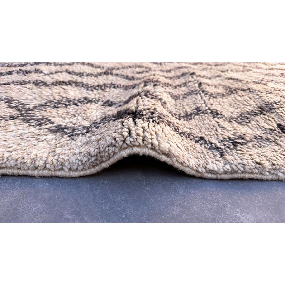 Zeitgenössischer Berber Teppich von M'RRT 176 x 270 cm