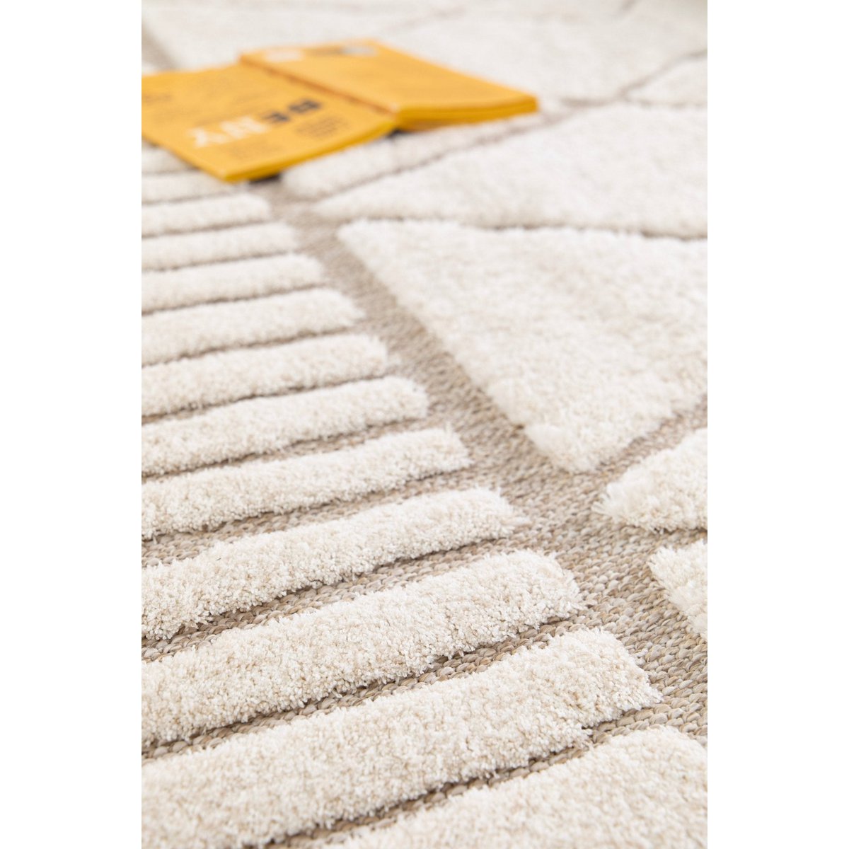 Designteppich ethnischer Inspiration mit Alba Reliefeffekt