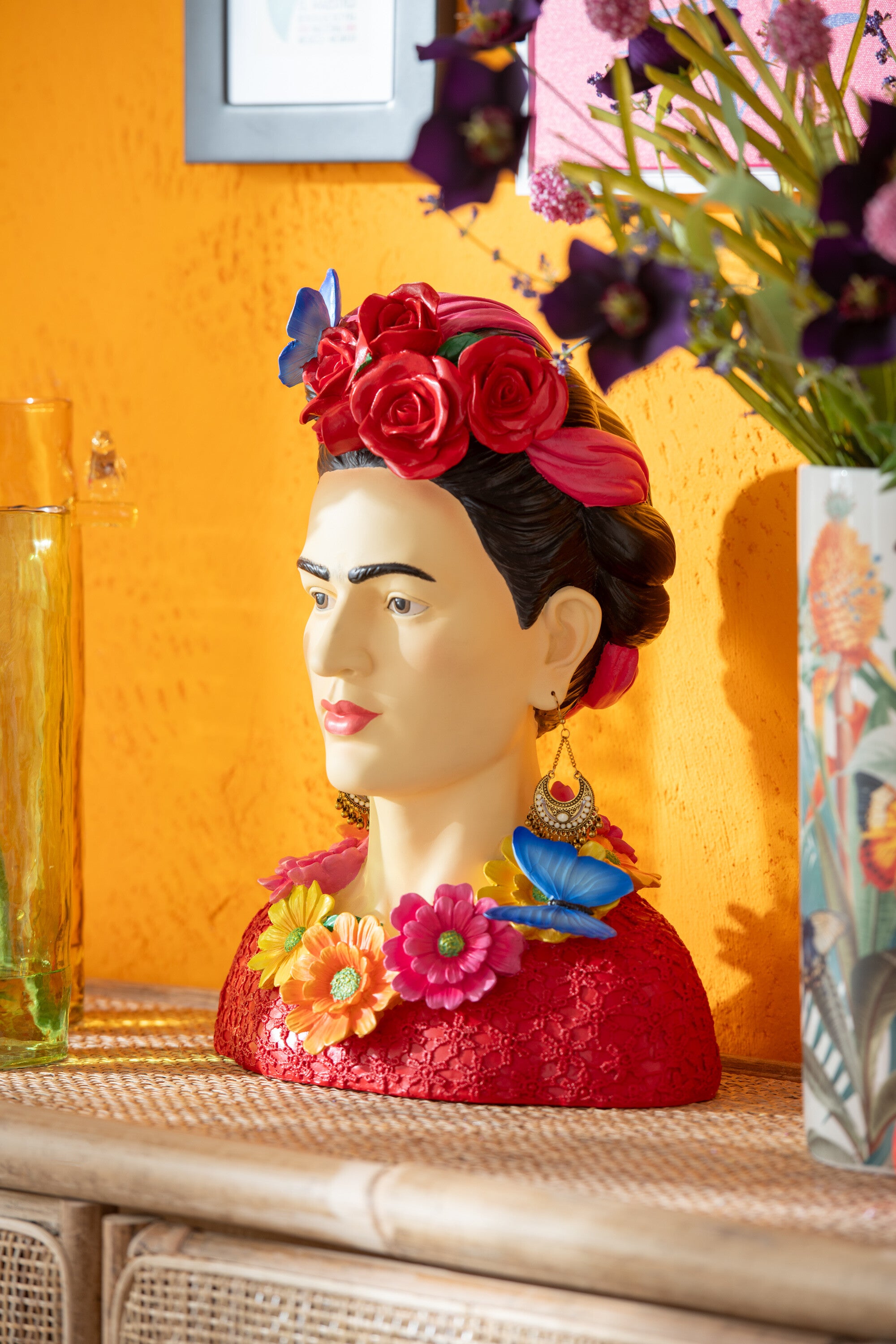 Büste von Frida Kahlo mit Rosenkranz, Bunt – Künstlerische und Inspirierende Dekoration