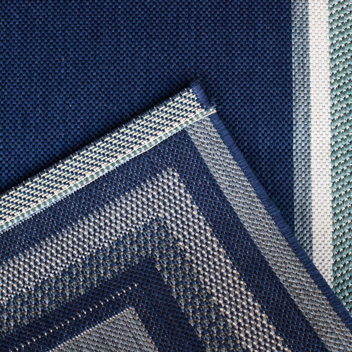 Ethnischer Teppich im Innenbereich im Freien