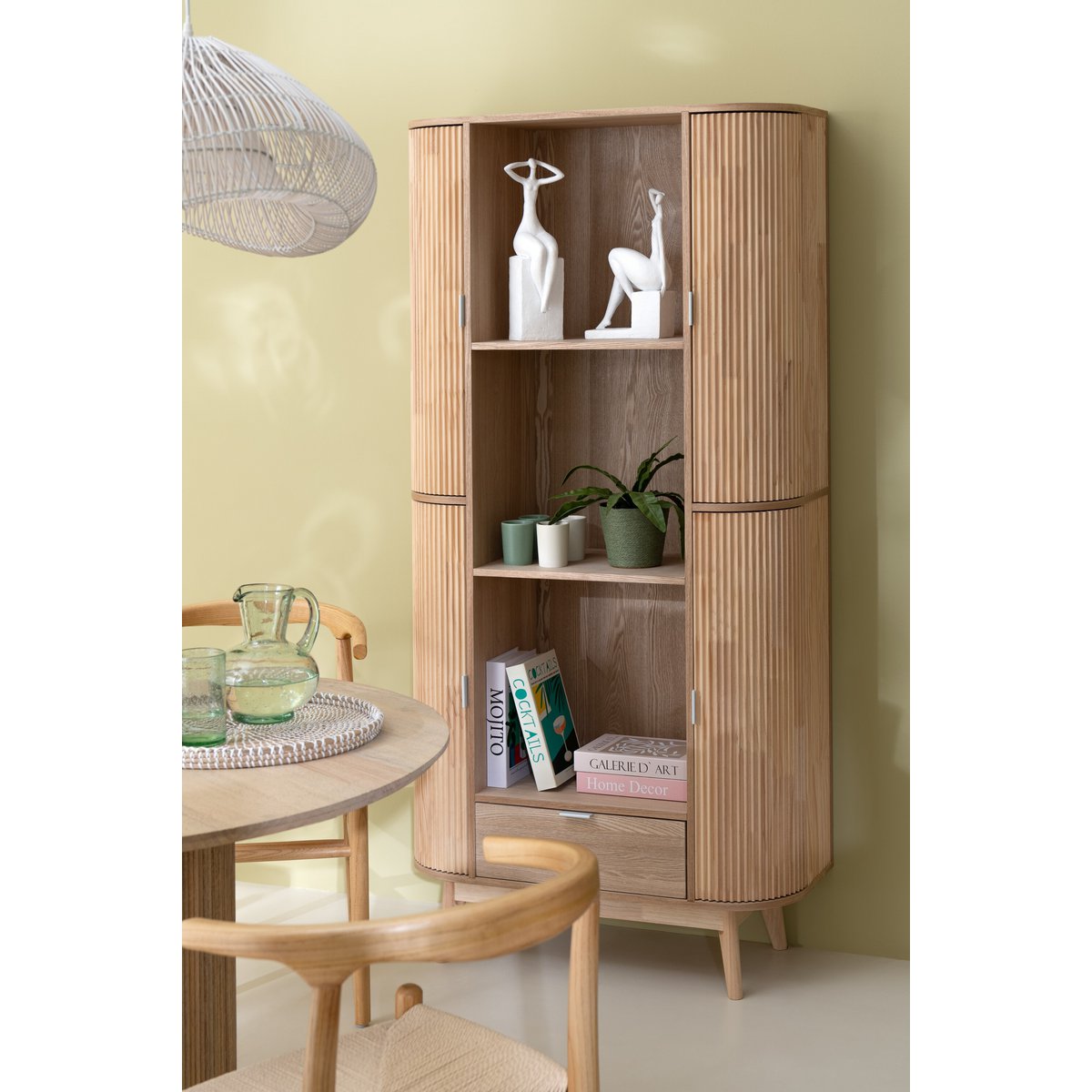 Skulptur Sitzende Frau – Moderne Dekofigur in Mattweiß