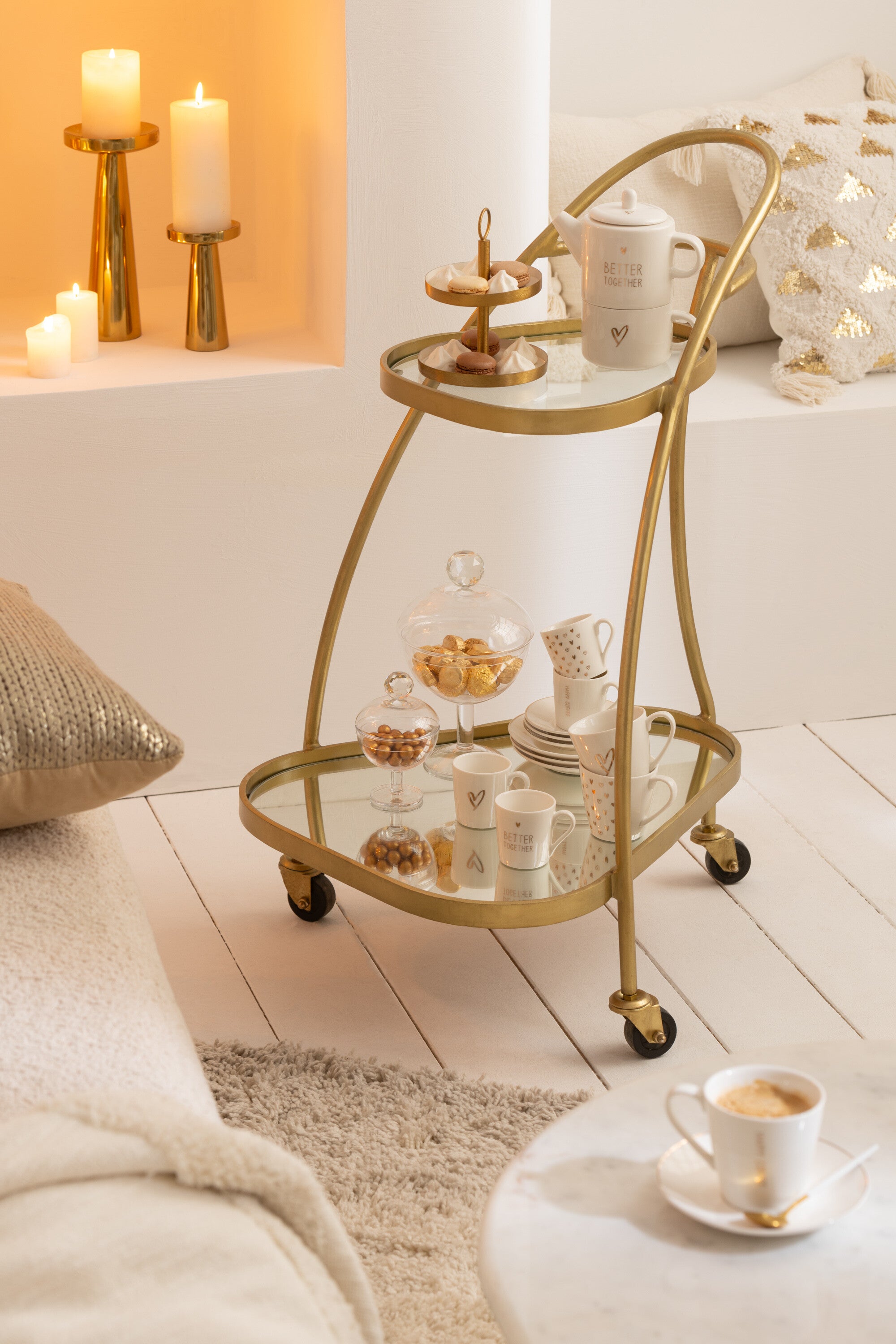 Eleganter Servicewagen Dreieckig aus Metall in Spiegelgold