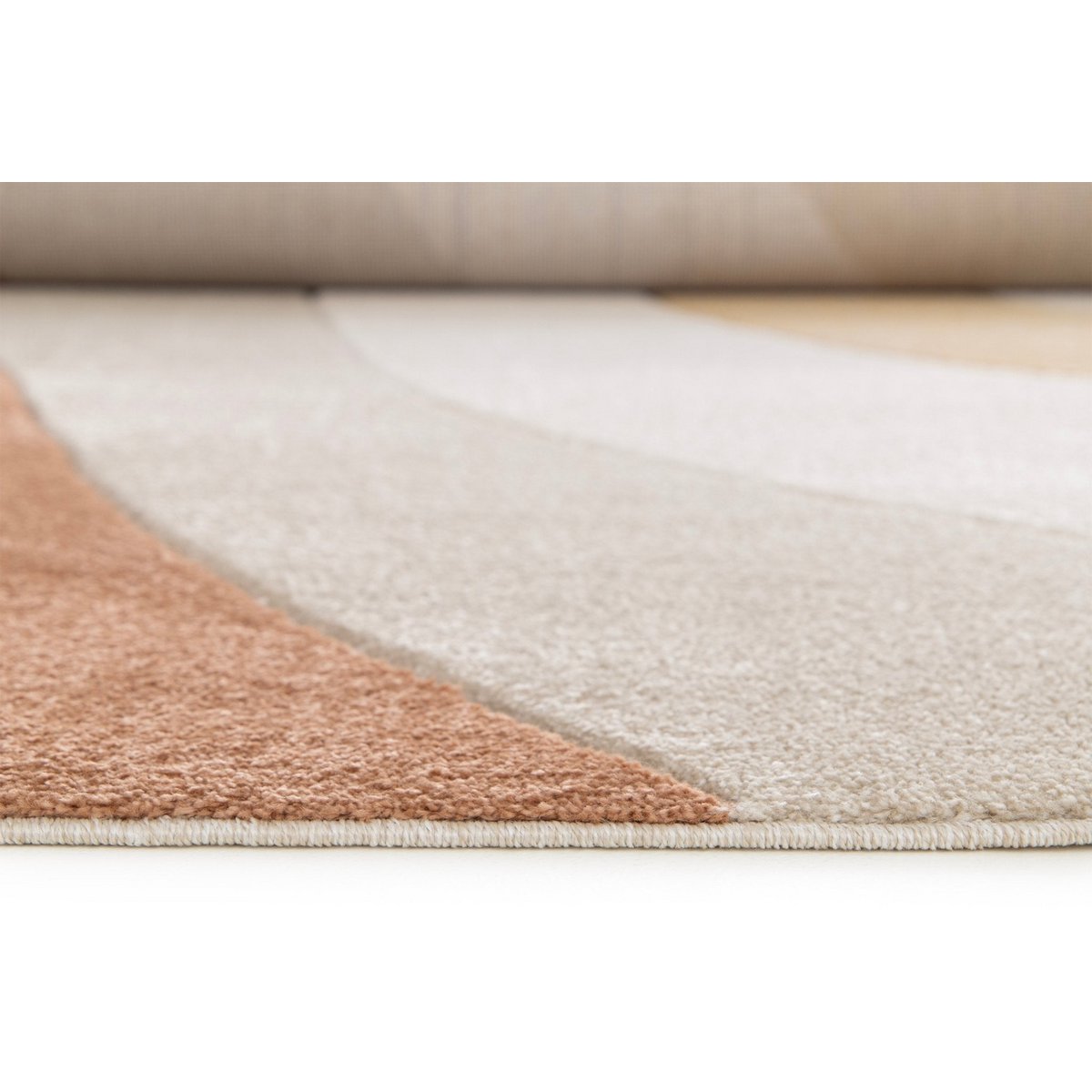 Weicher und widerstandsfähiger Teppich mit warmen Kitztönen