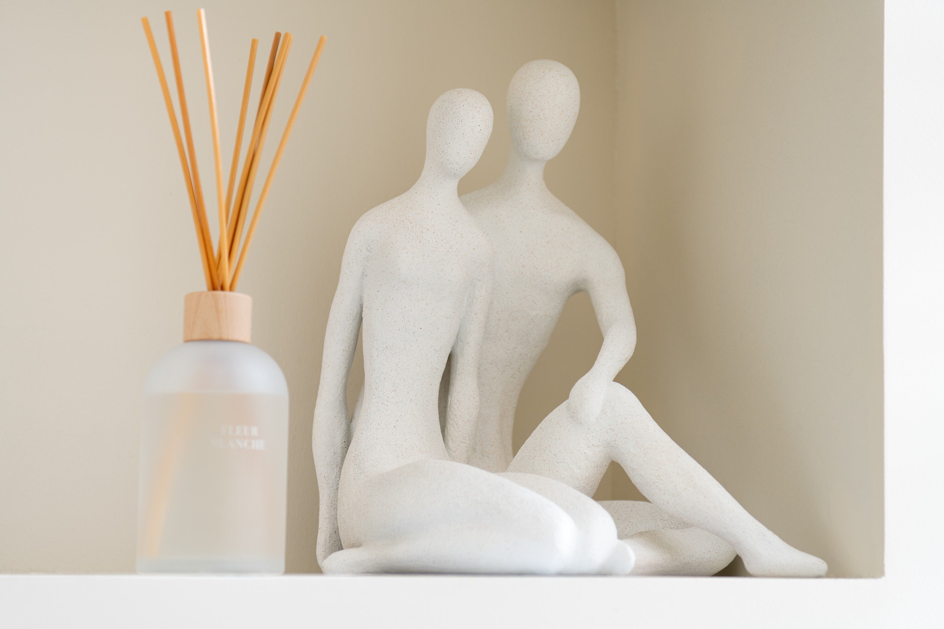 Deko Paar Figur Sitzend Modern Resin Matt Weiß