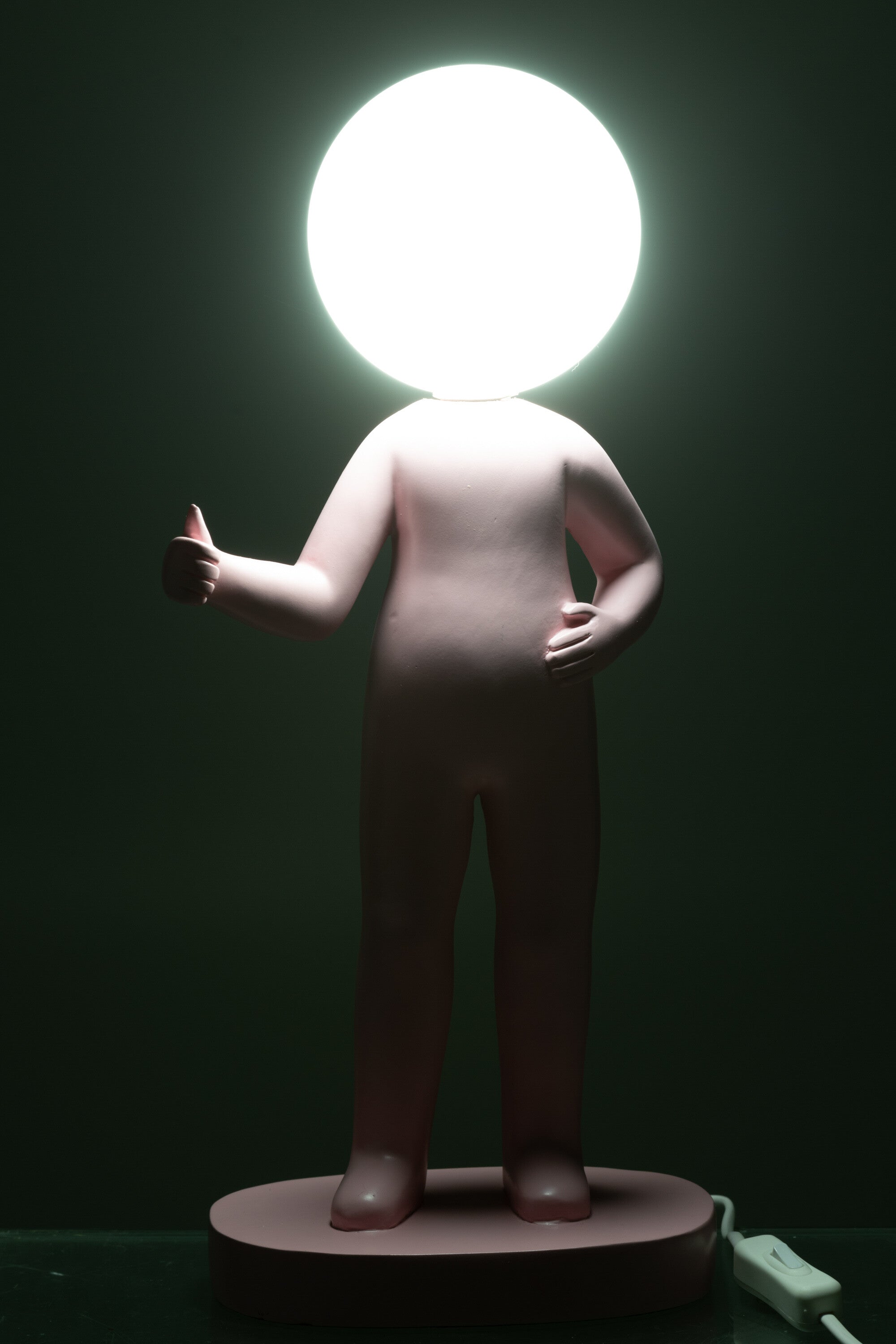 Tischlampe Daumen Hoch – Moderne Designlampe in Rosa