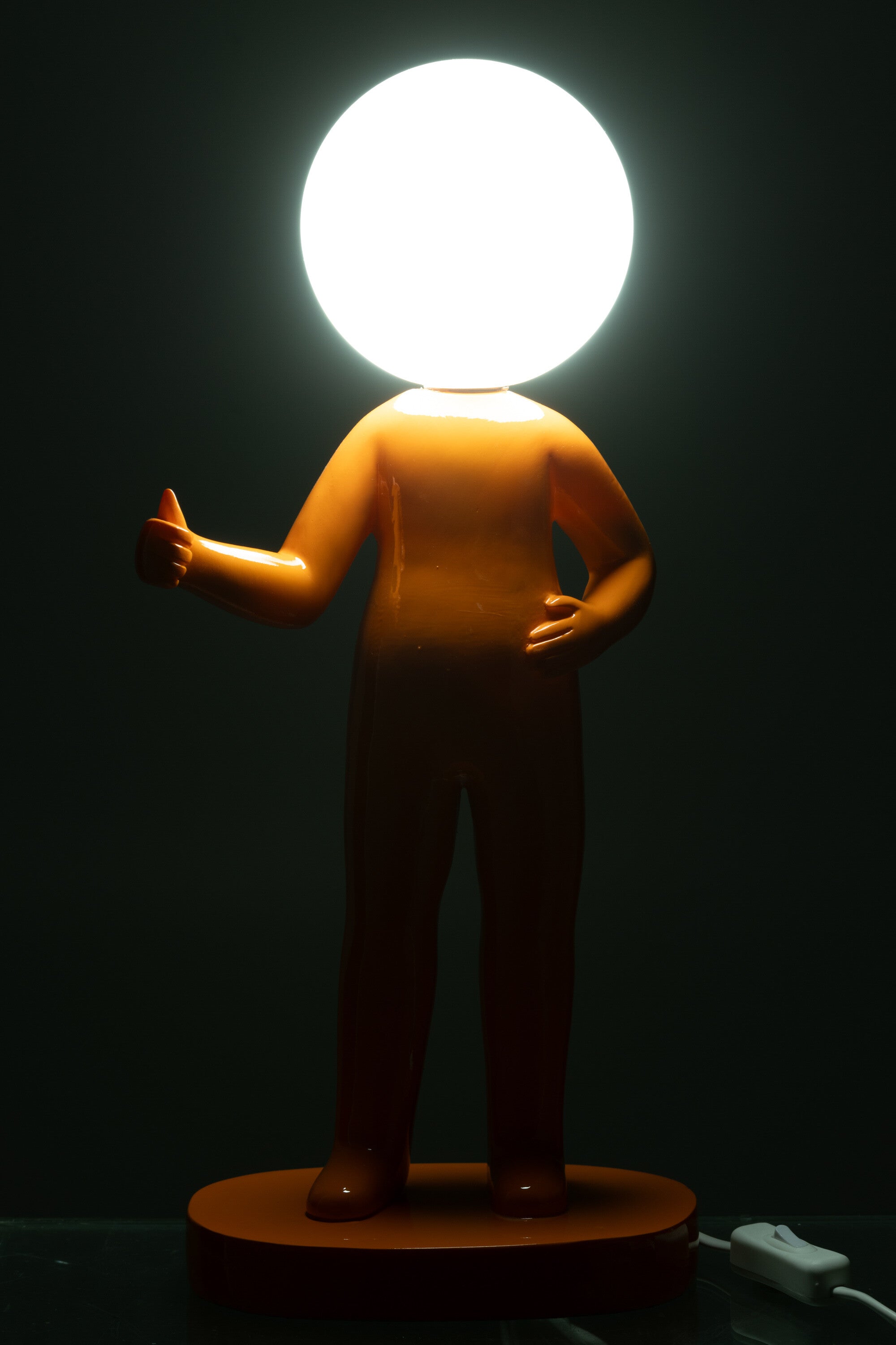 Tischlampe Daumen Hoch – Moderne Designlampe in Orange