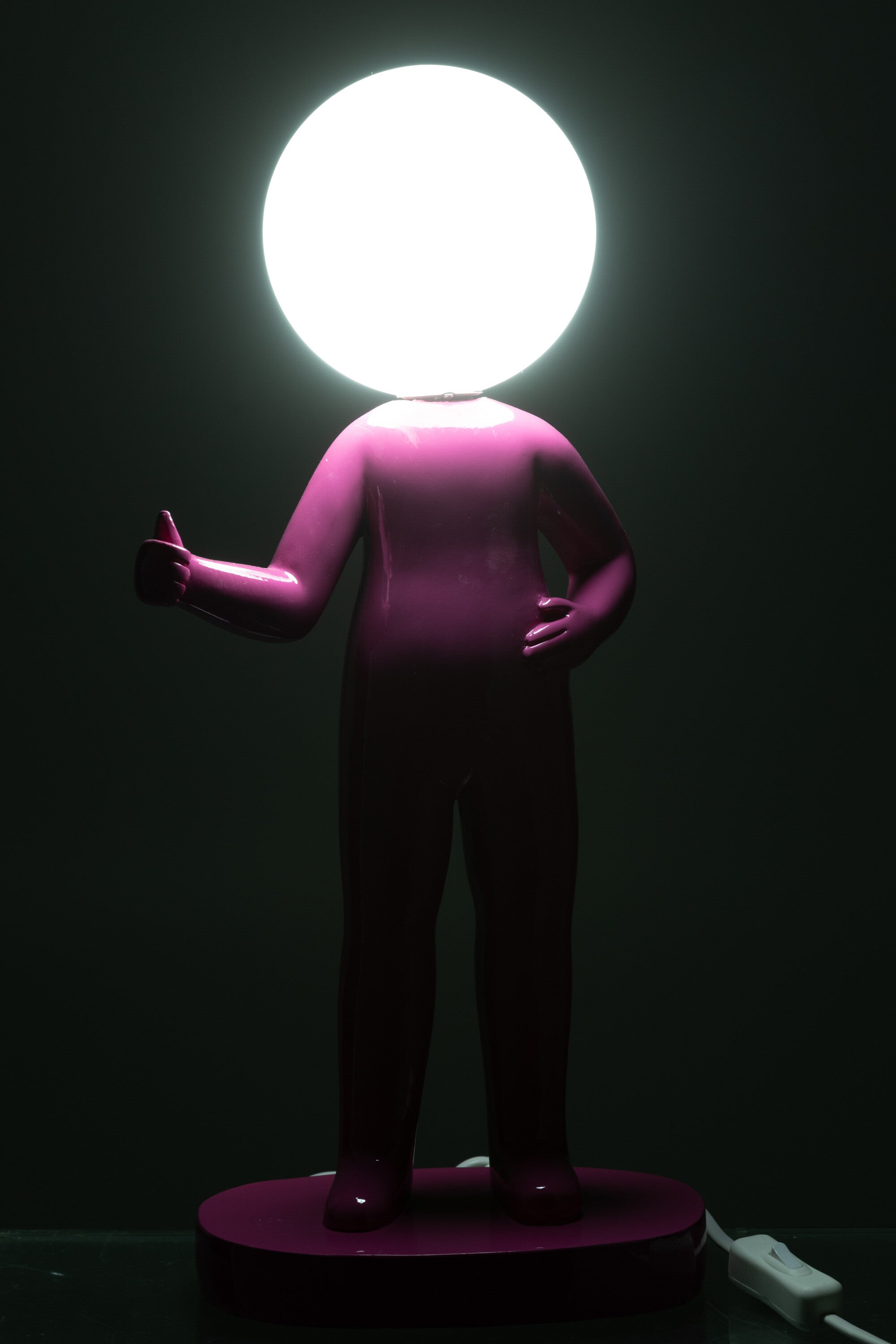 Tischlampe Daumen Hoch – Moderne Designlampe in Pink