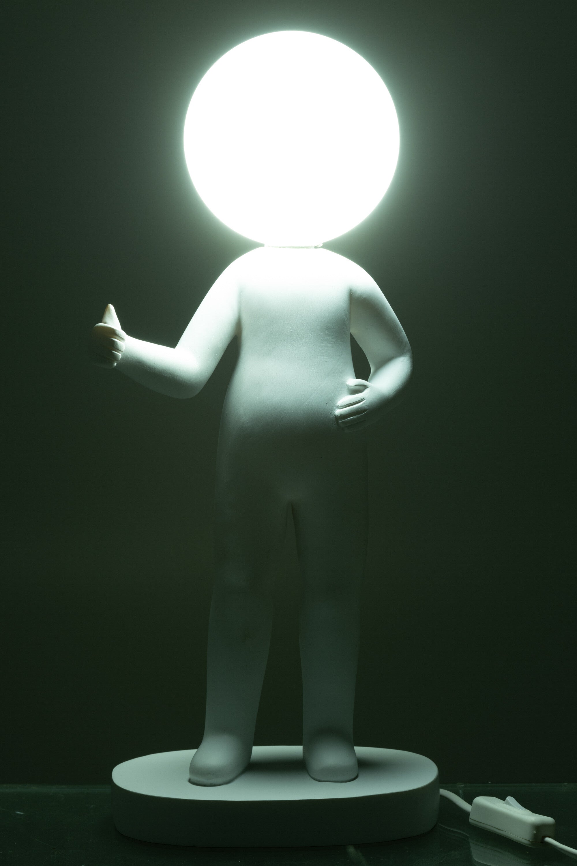 Tischlampe Daumen Hoch – Moderne Designlampe in Weiß