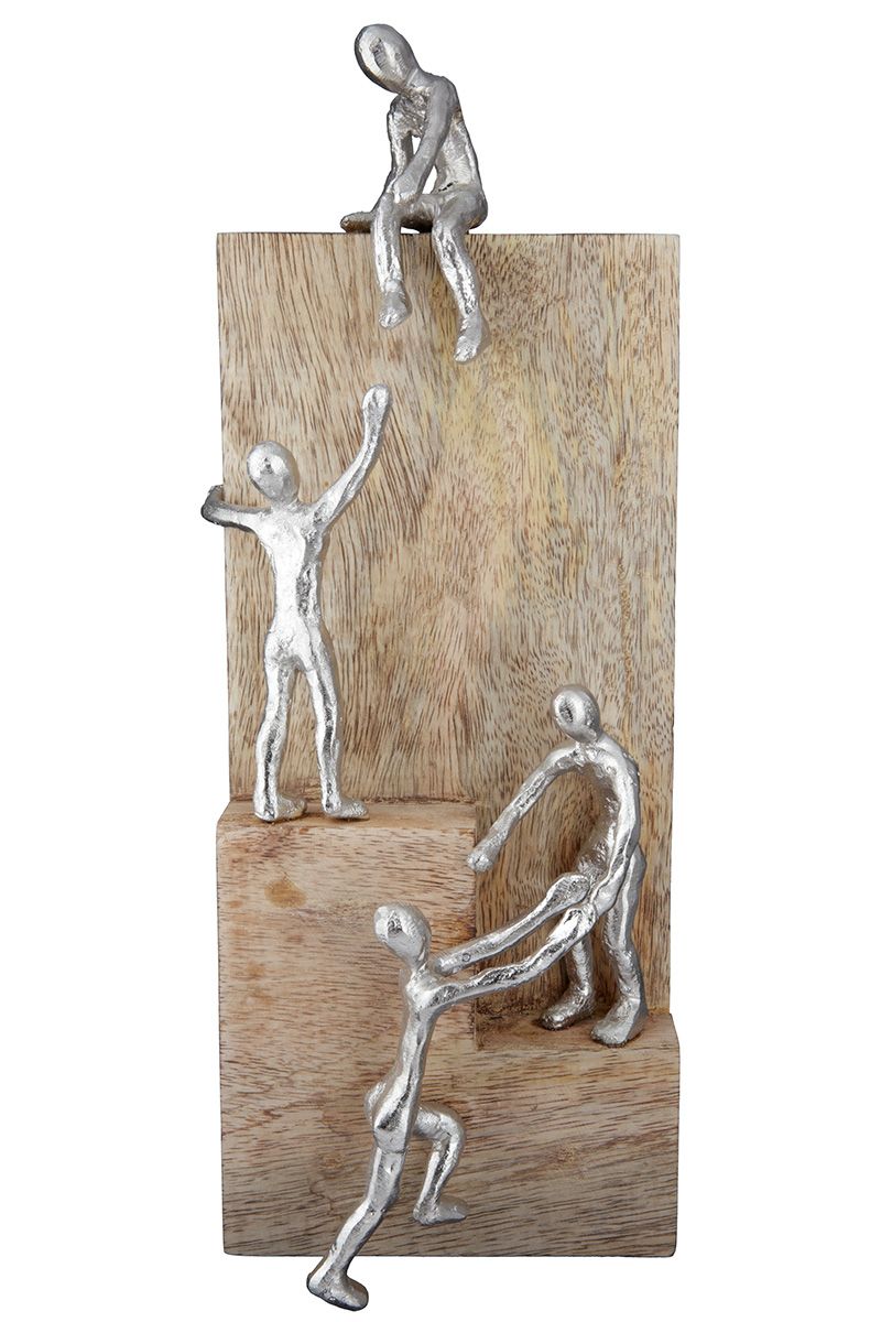 Hoger bij elkaar - sculptuur 'Helpende Hand' gemaakt van mangohout met aluminium figuren