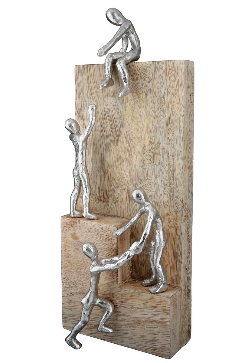 Hoger bij elkaar - sculptuur 'Helpende Hand' gemaakt van mangohout met aluminium figuren