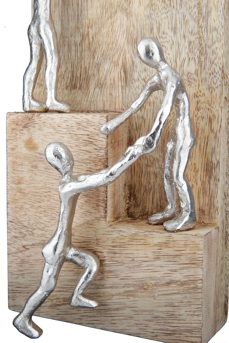 Hoger bij elkaar - sculptuur 'Helpende Hand' gemaakt van mangohout met aluminium figuren