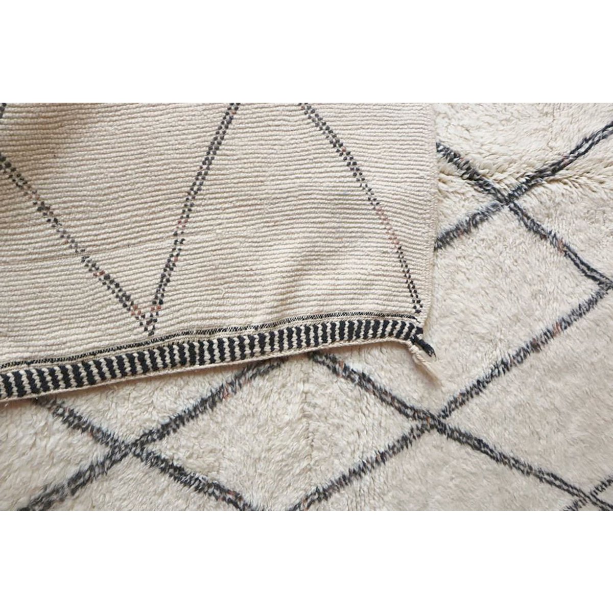 Zeitgenössische Wolle Berber Teppich 168 x 223 cm