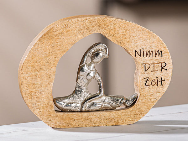 Inspirierende Yoga-Skulptur "Nimm Dir Zeit" aus Holz und Aluminium