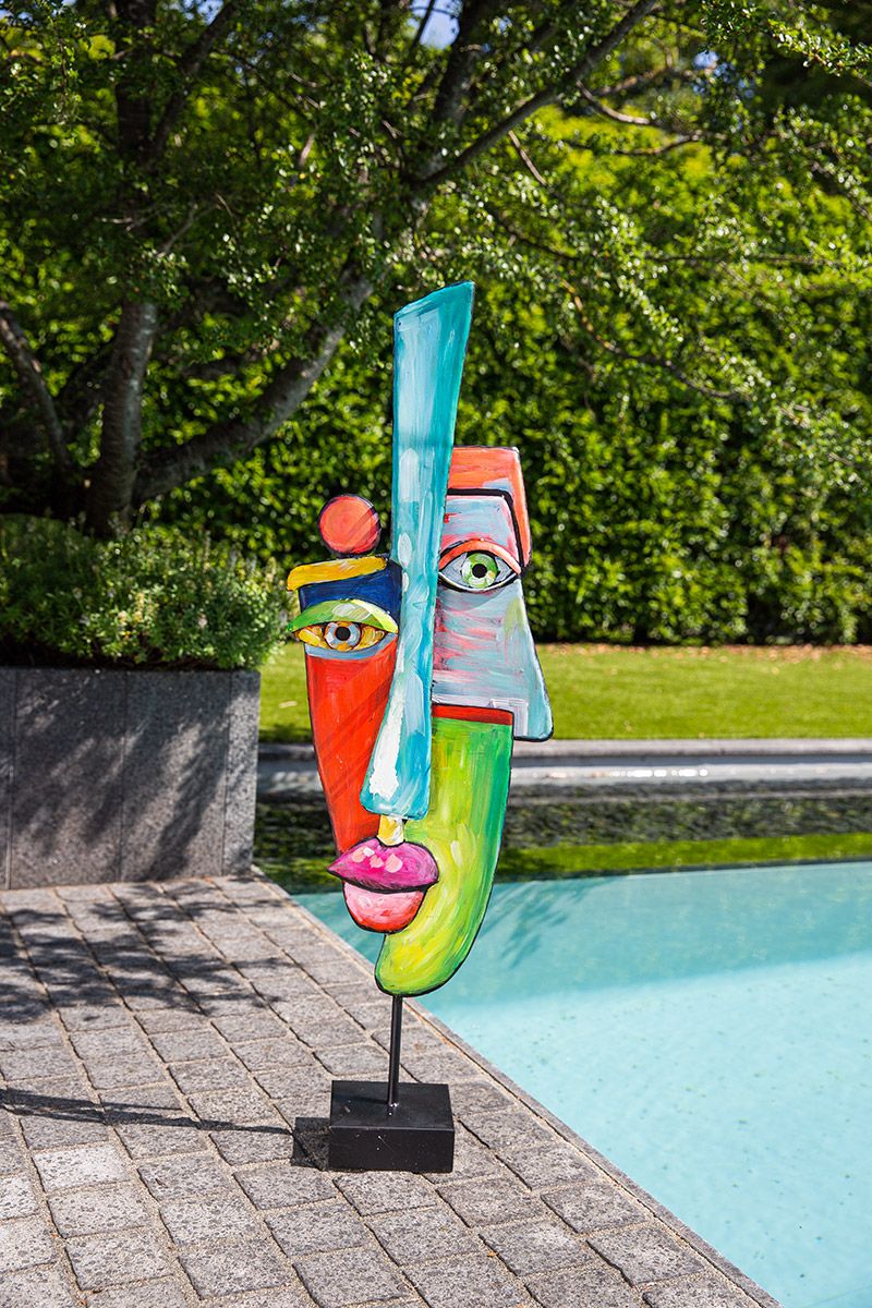 Pracht van kleuren in metaal 'Malang' Handgeschilderd abstract metalen sculptuur op zwarte voet Hoogte 99,5cm