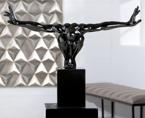 Eindrucksvolle Skulptur "Cliffhanger" in Schwarz aus Kunstharz und Marmor