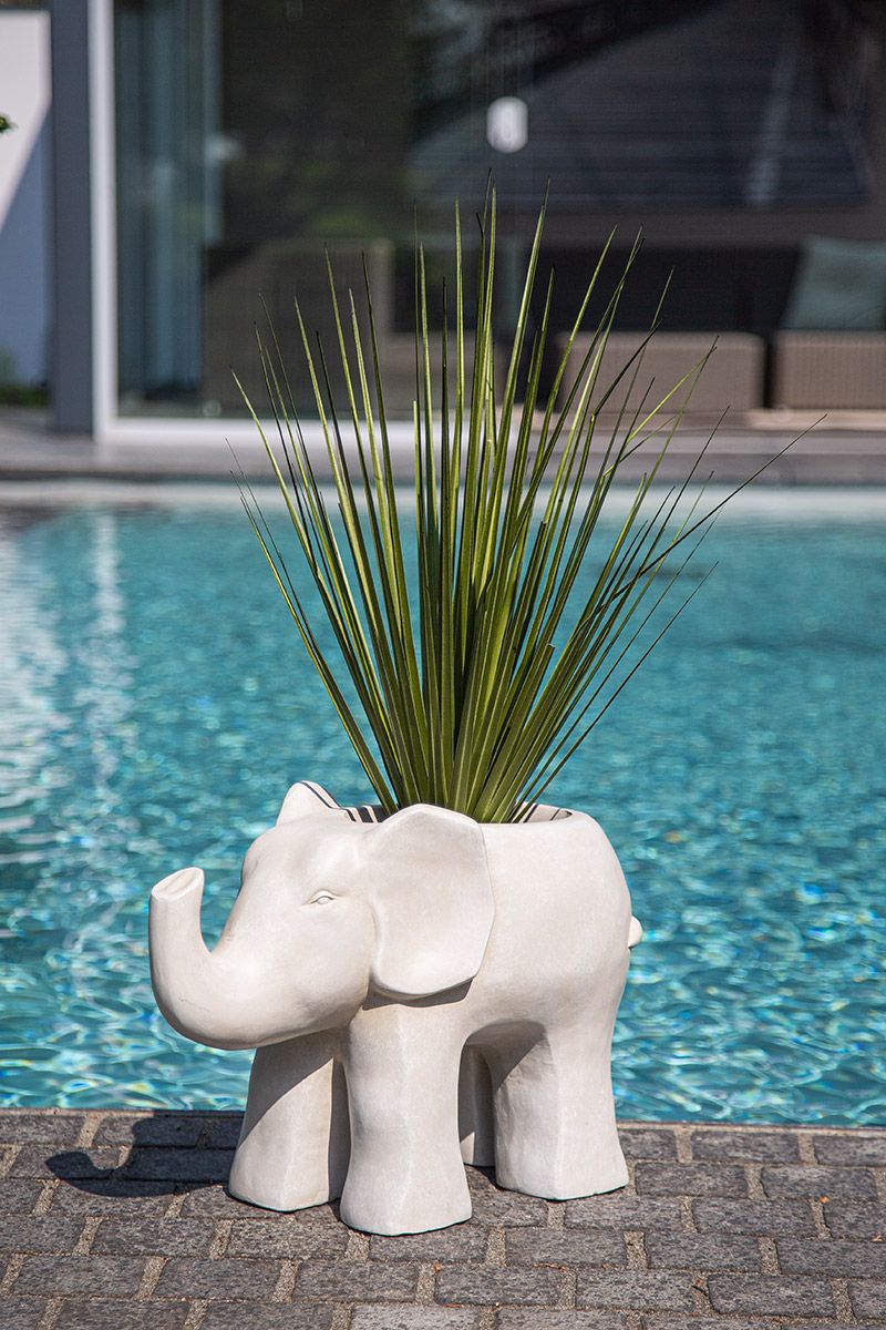 elephant shaped plant pot Beige elephant-shaped planter made of fiberglass and magnesia