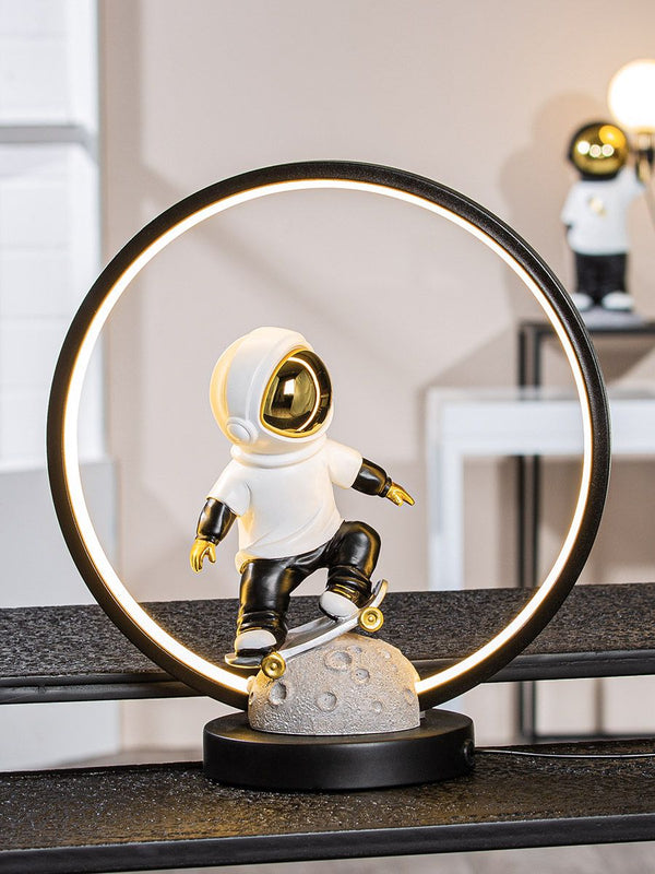 LED Tischleuchte 'Saturn' Astronaut auf Skateboard, mit USB-Ladeanschluss