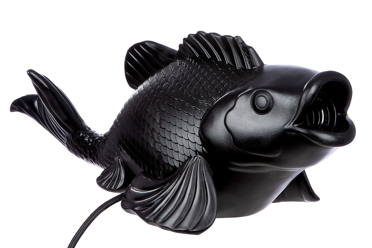 Tischleuchte "Koi" – Kunstharz in Weiß oder Schwarz mit Fischdesign