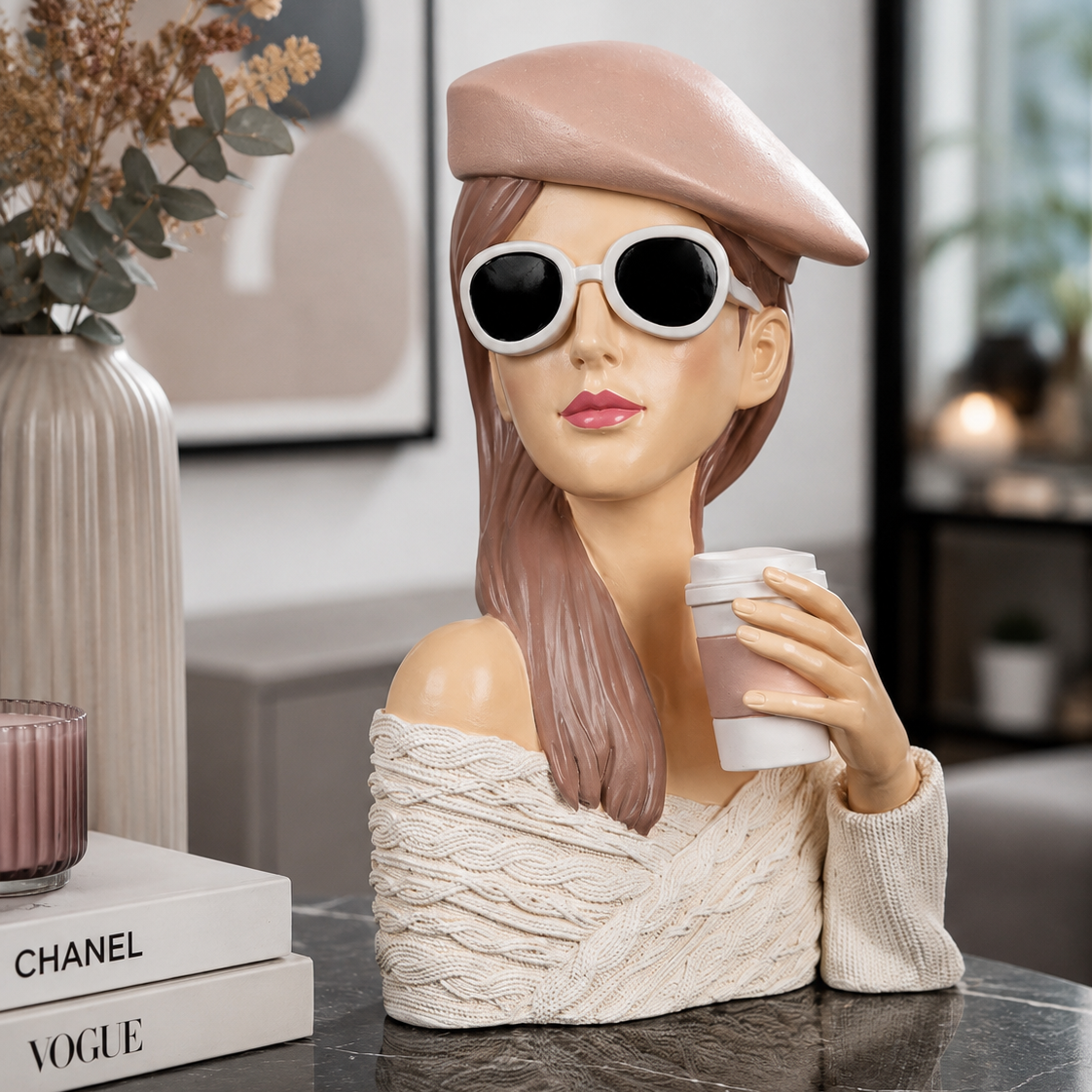 Decoratieve buste Lady Adeline met zonnebril en koffiemok