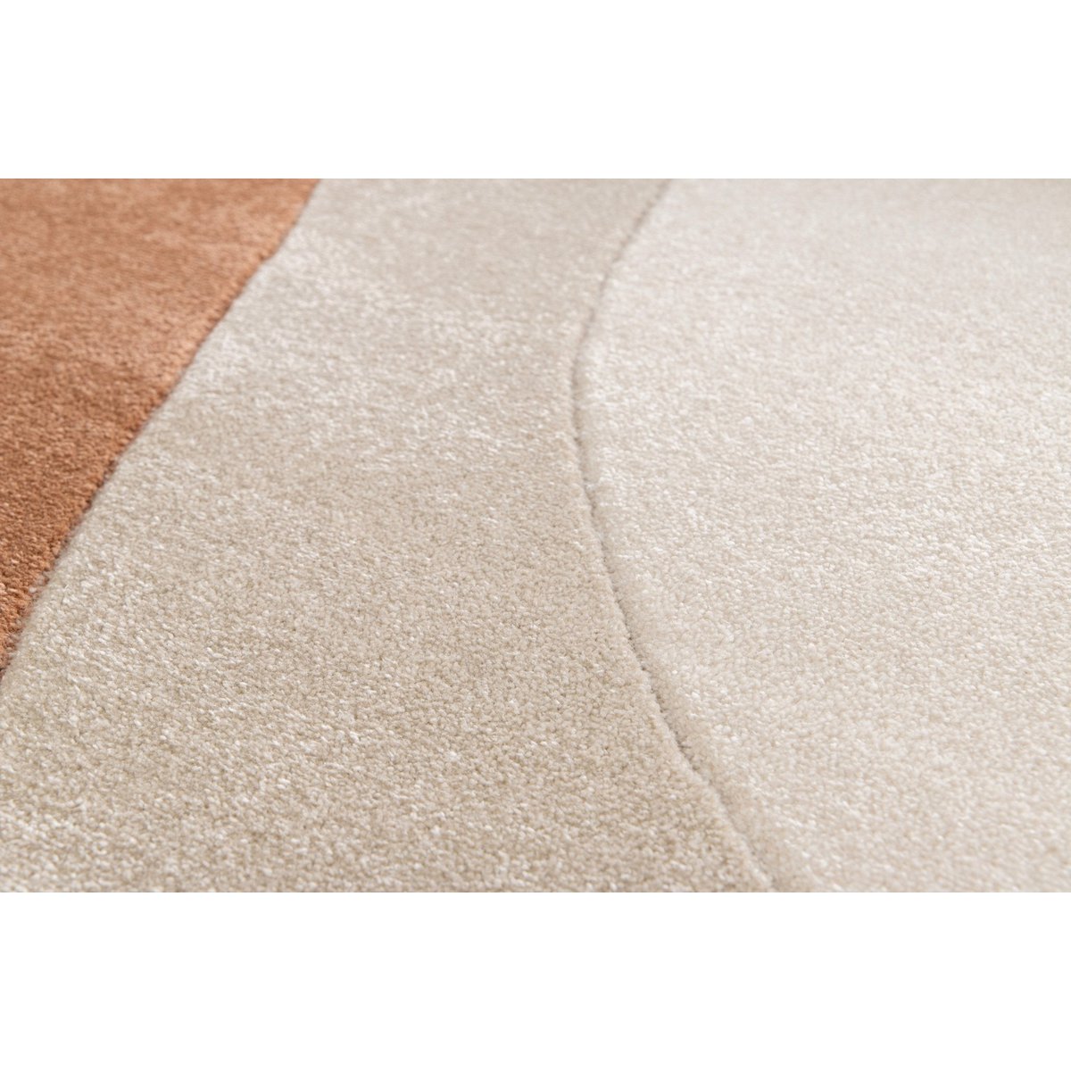 Weicher und widerstandsfähiger Teppich mit warmen Kitztönen