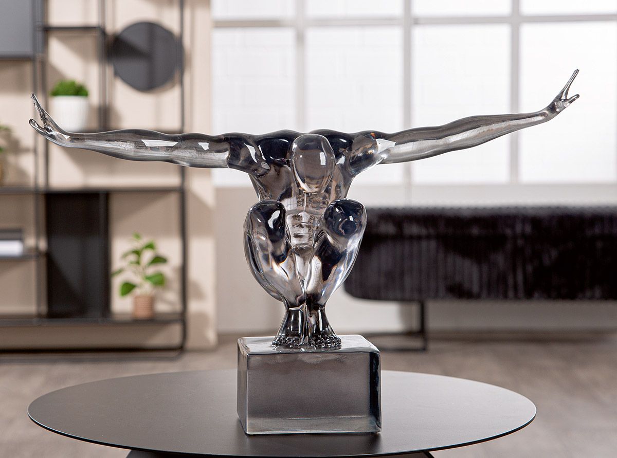 Indrukwekkend sculptuur "Cliffhanger" in wit en zwart gemaakt van kunsthars en marmer