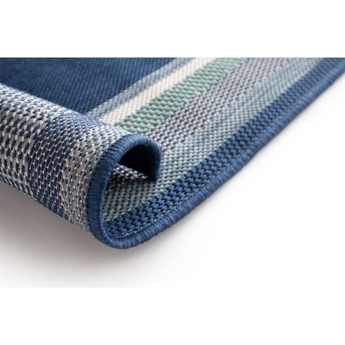 Ethnischer Teppich im Innenbereich im Freien