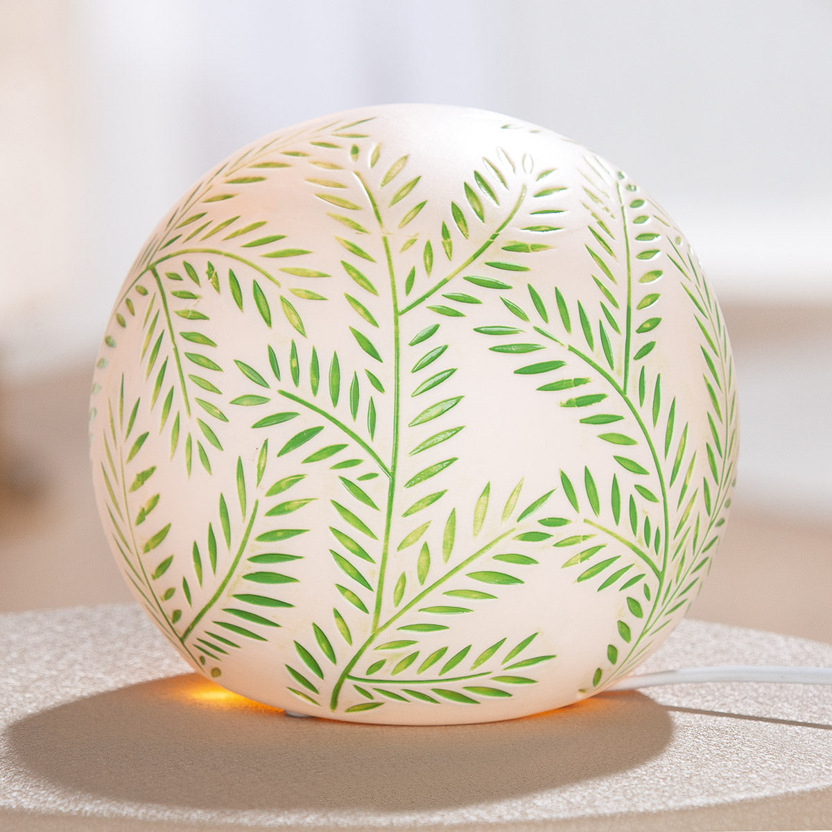 Tischleuchte Leave Kugel aus Porzellan mit Farnmotiv
