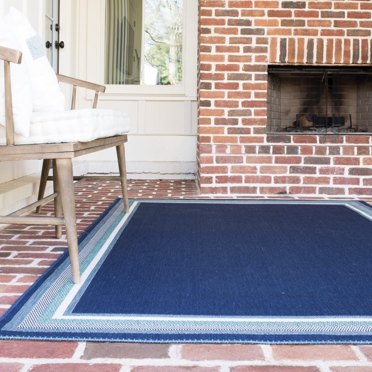 Ethnischer Teppich im Innenbereich im Freien