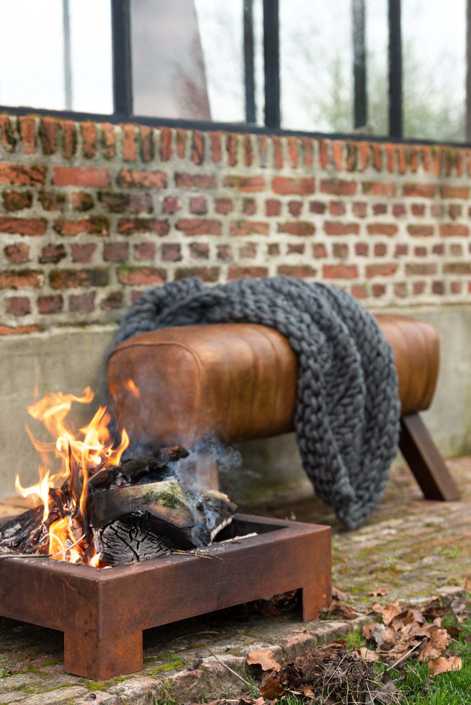 Gymbank aus Echtleder und Holz in Cognac