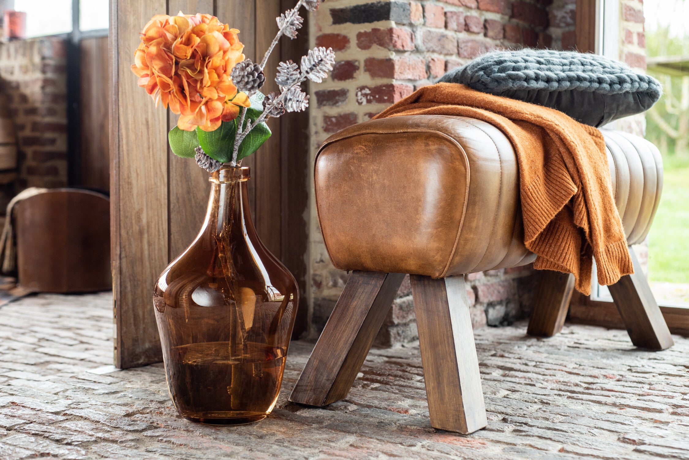 Gymbank aus Echtleder und Holz in Cognac