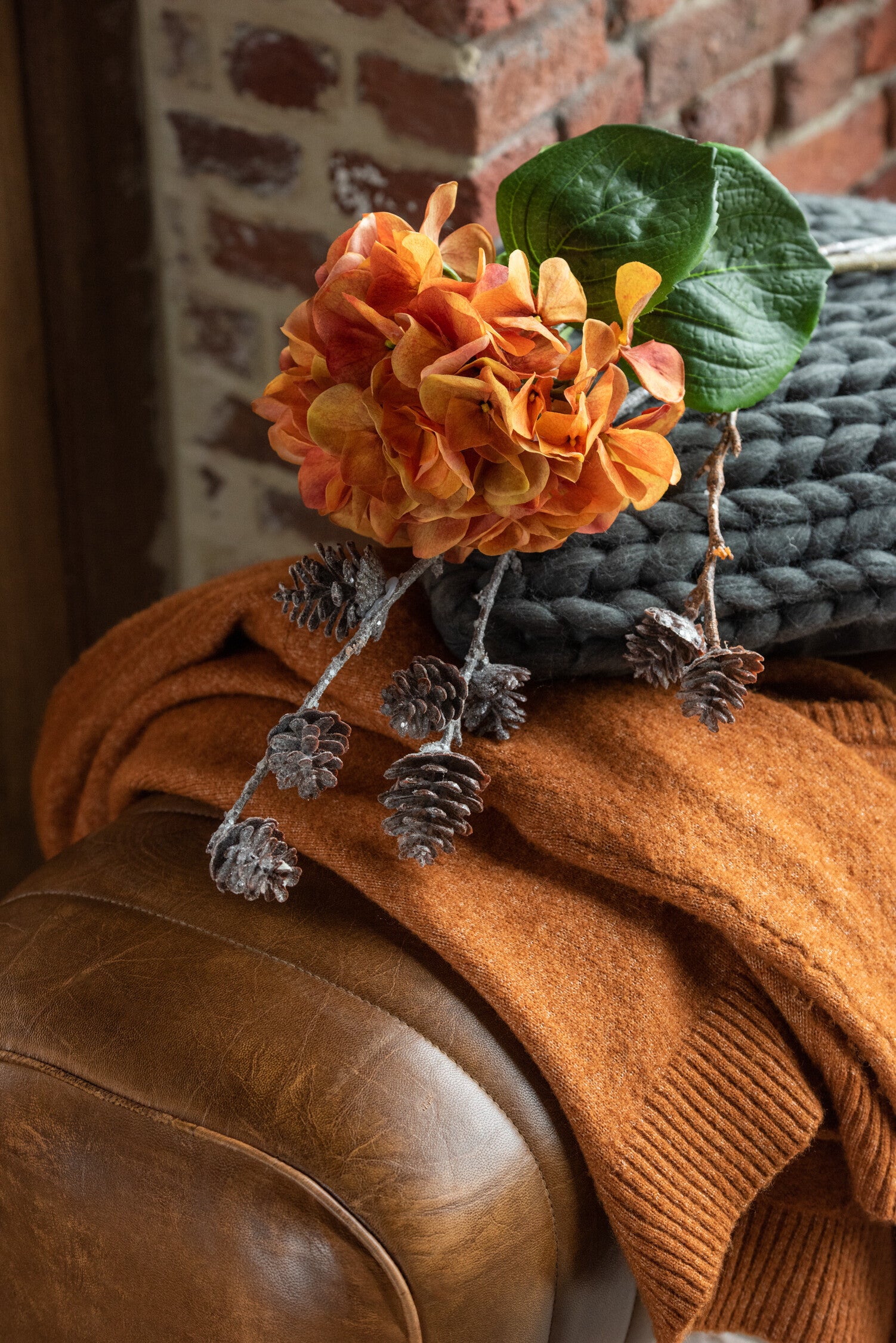 Gymbank aus Echtleder und Holz in Cognac