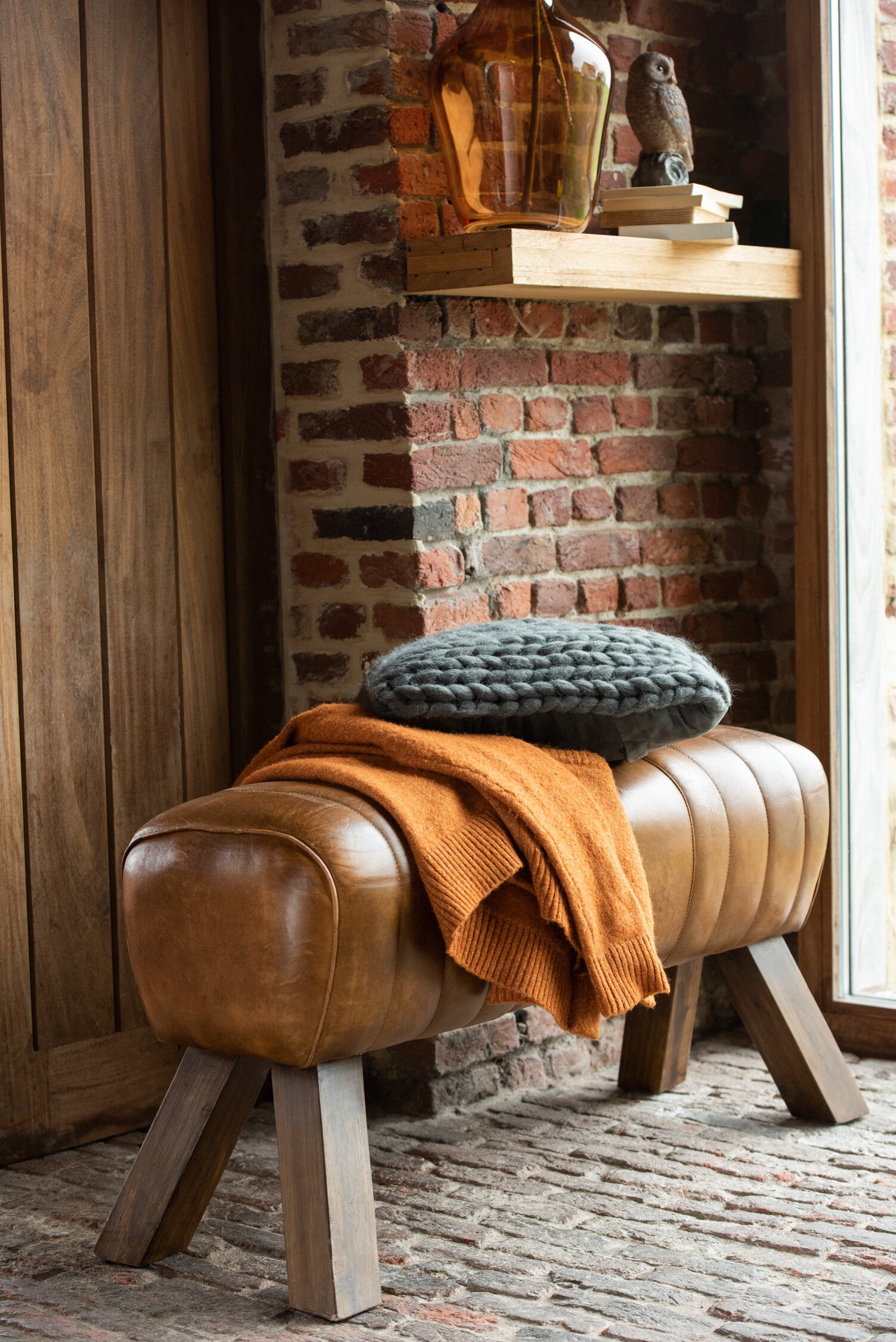 Gymbank aus Echtleder und Holz in Cognac