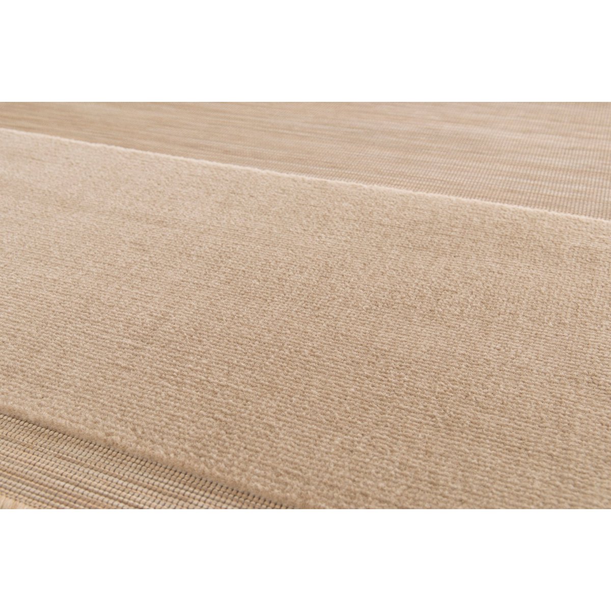 Innenarchitektur im Freien mit Flussentlastungseffekt