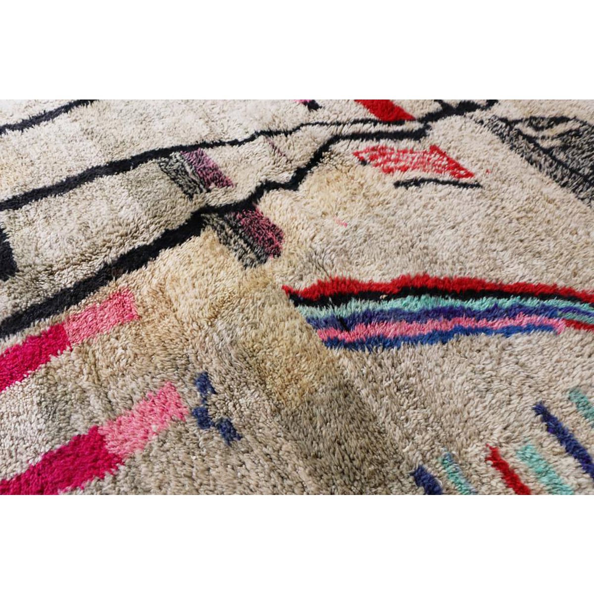 Berber carpet made of colored wool 168 x 266 cm