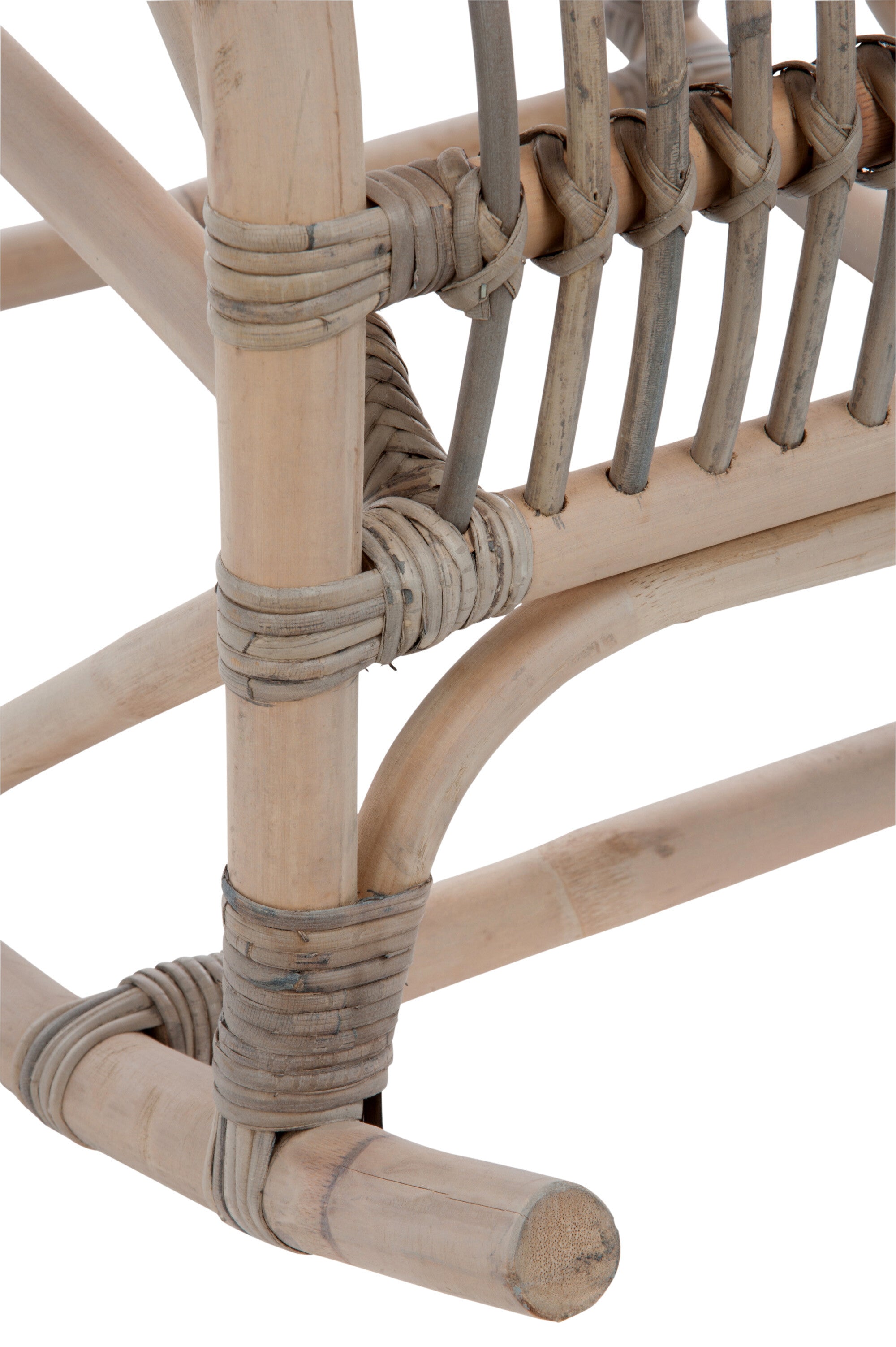 Entspannen im luxuriösen Schaukelstuhl aus Rattan in elegantem Grau