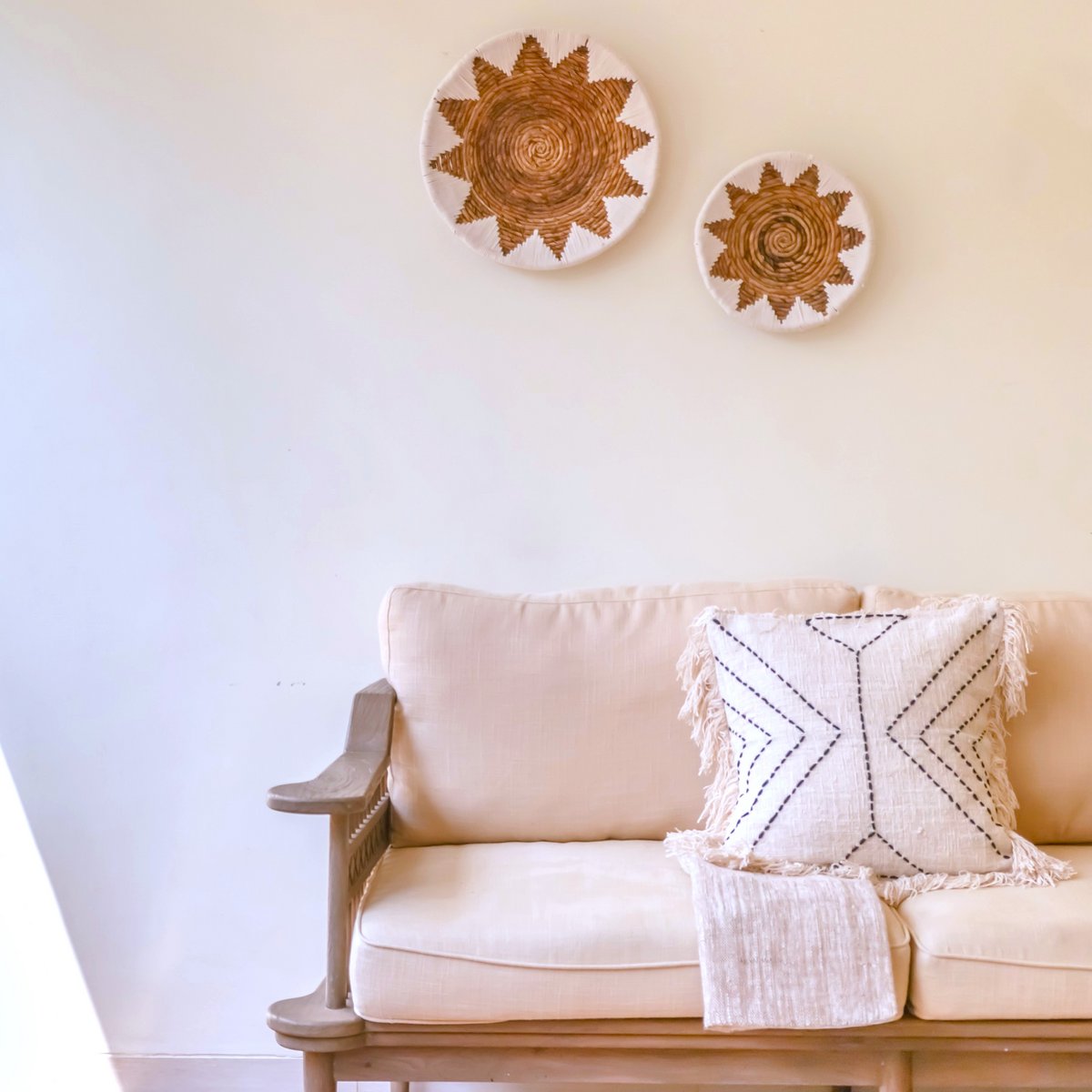 Runder Boho-Wandkorb – gewebte Wanddekoration – dekorative Schale – gewebter Wandteller mit gesticktem Sternmuster ADARI (2 Größen, Ø30/40 cm)