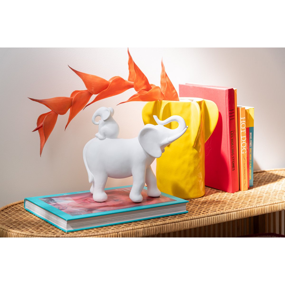 J-Line Elefant trägt Baby Polyresin Weiß