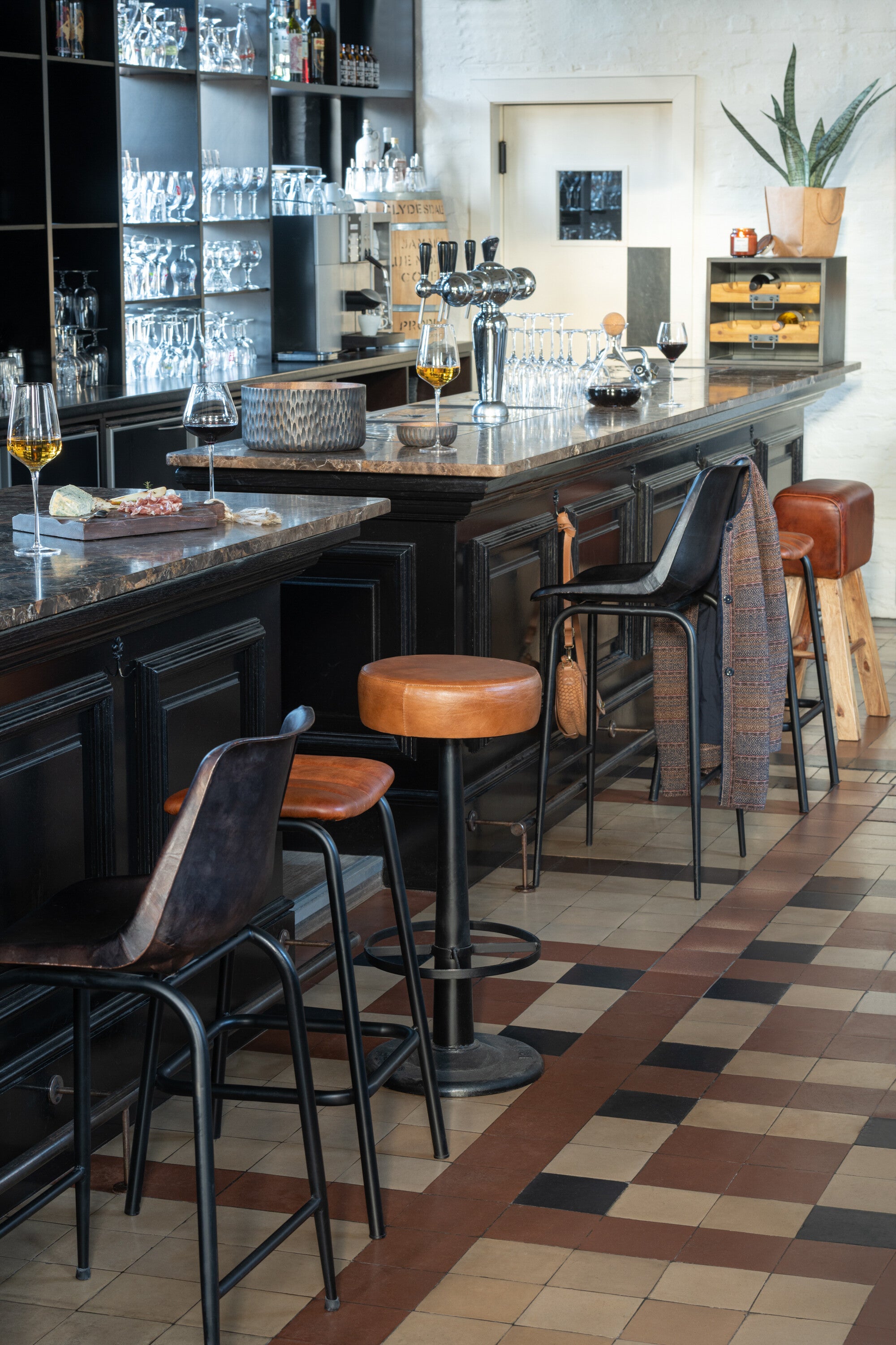 Luxus und Komfort vereint Der Premium Barhocker aus Leder und Metall schwarz oder braun