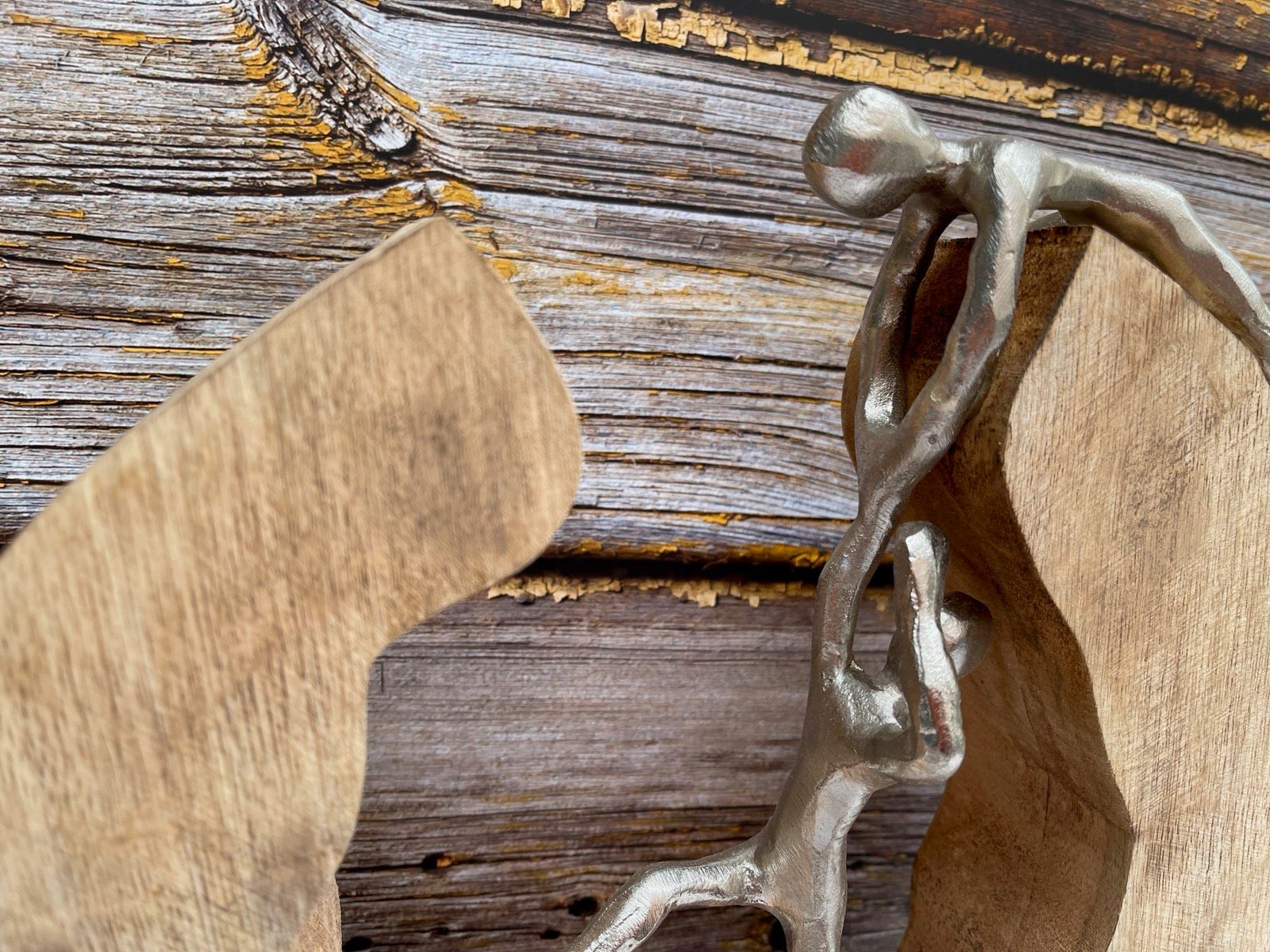 Alu Holz Skulptur Teamwork starke Freunde silberfabend H.30cm Handgefertigt