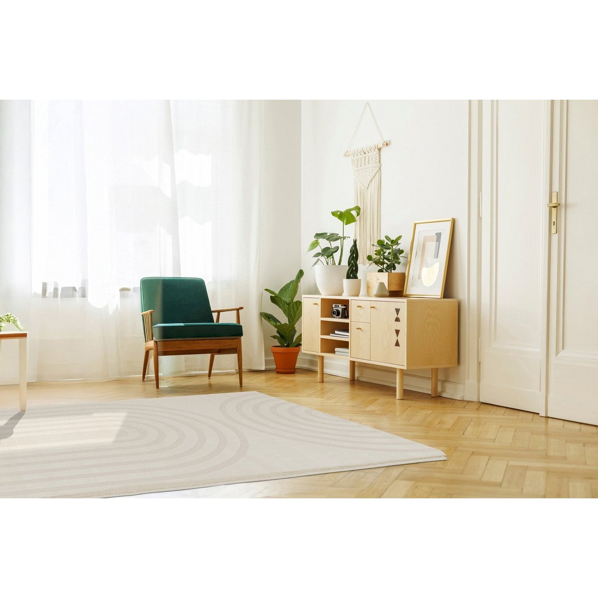 Weicher und komfortabler und grafischer Bogen Teppich