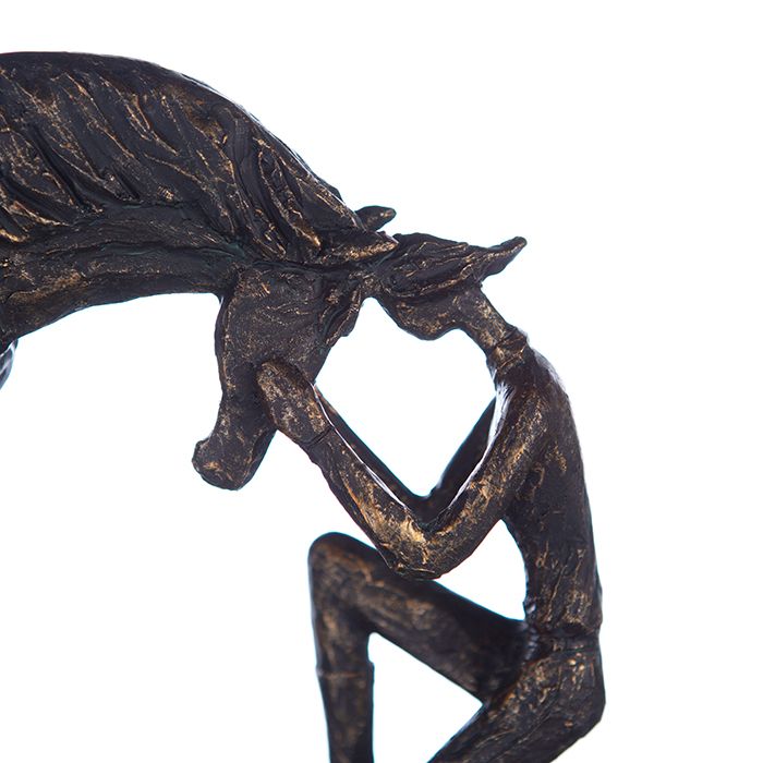 Skulptur Comprehension - Bronzefarbene Darstellung eines Pferds mit Reiterin auf grauer Basis inklusive Spruchanhänger