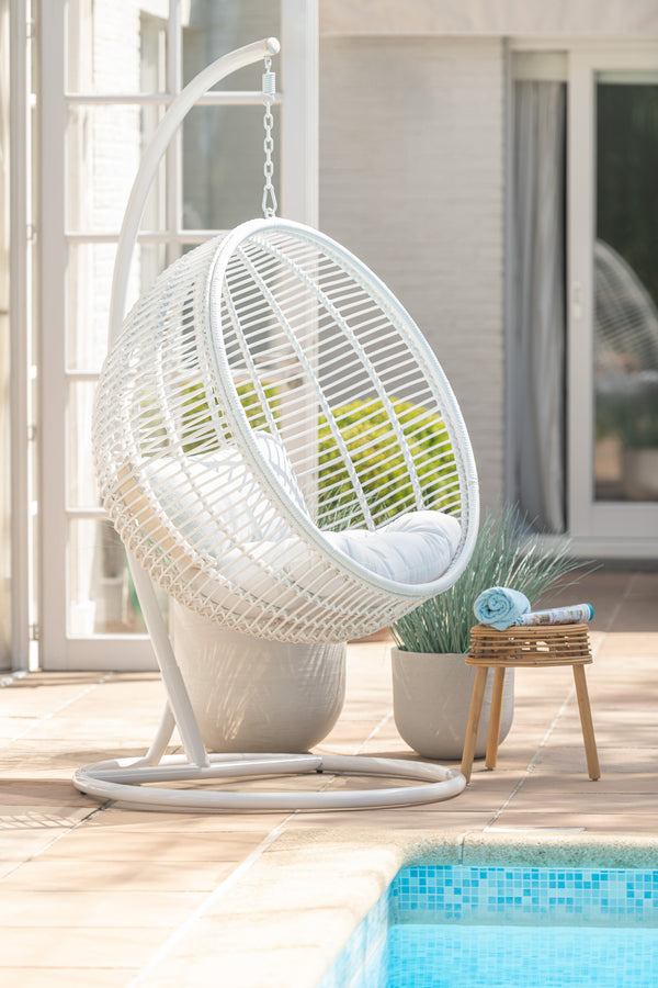 Hängestuhl in Runder Form aus Stahl und Korbweide in Weiß: Entspannung und Gemütlichkeit im Freien