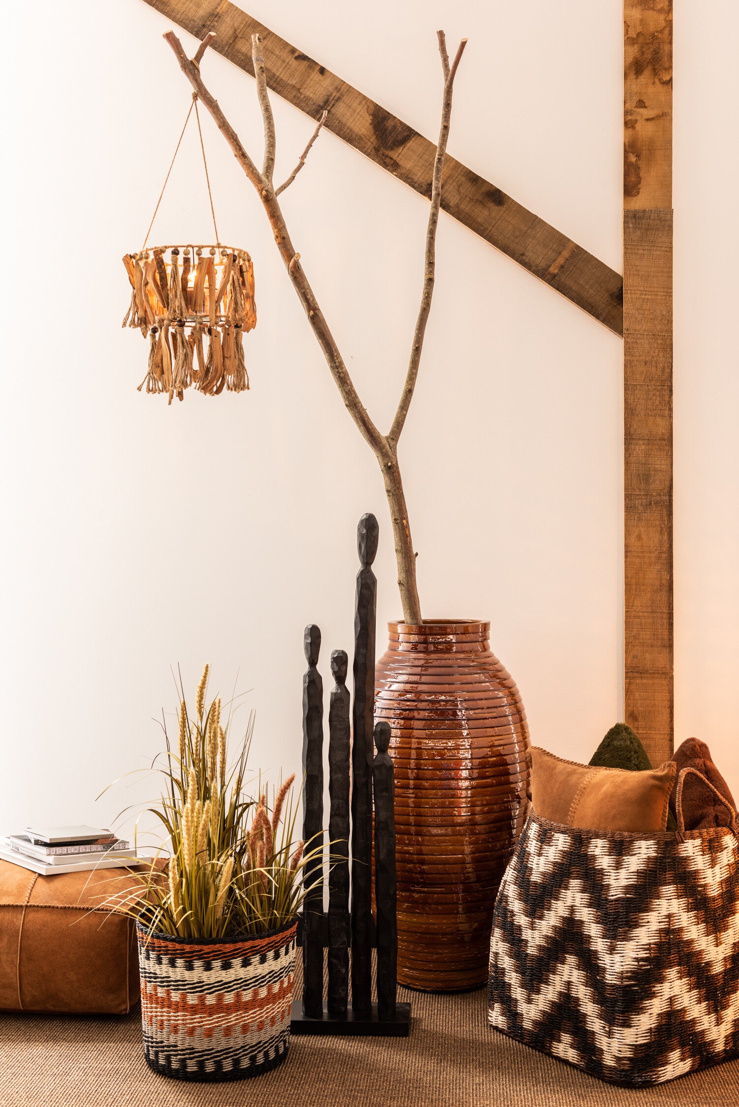 Gruppe Lang Handgefertigte Schwarze Mangoholz Figur