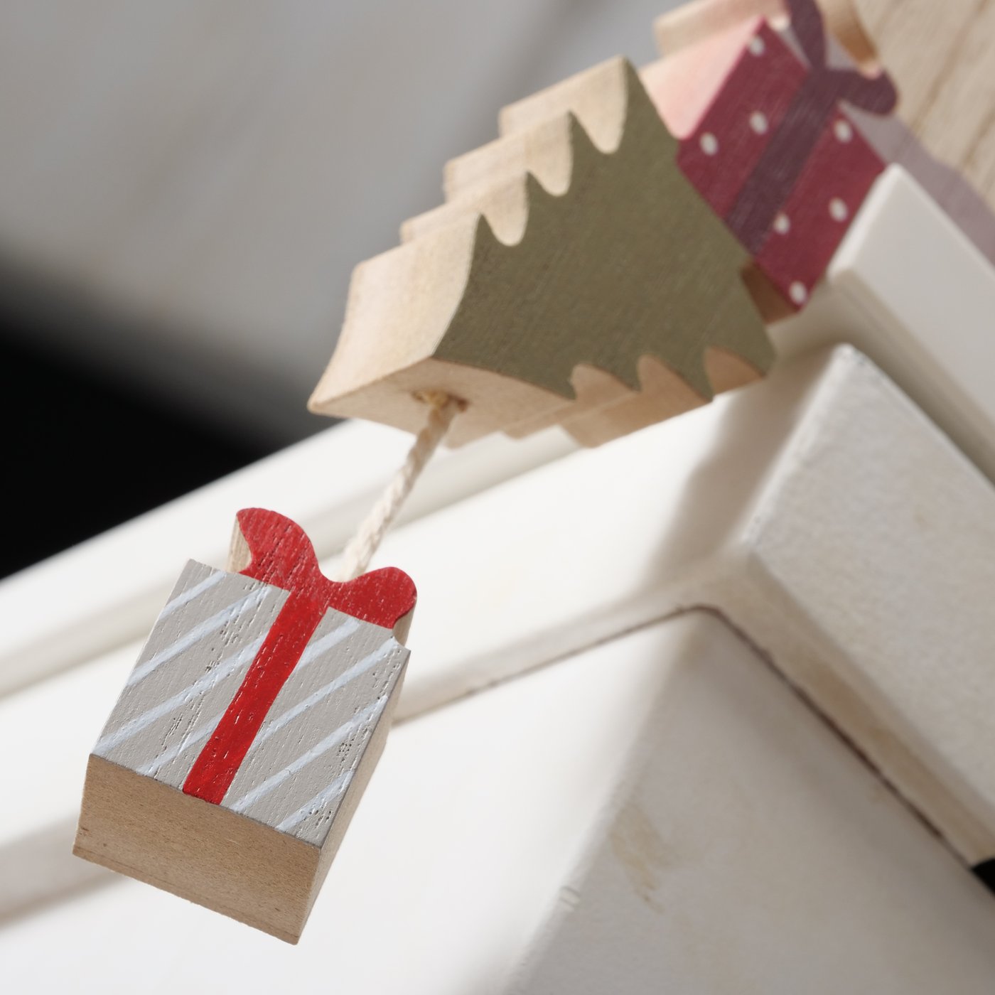 Weihnachtsdeko Kantenhocker Hauke - Holz Weihnachtsmann mit Schlitten 27cm