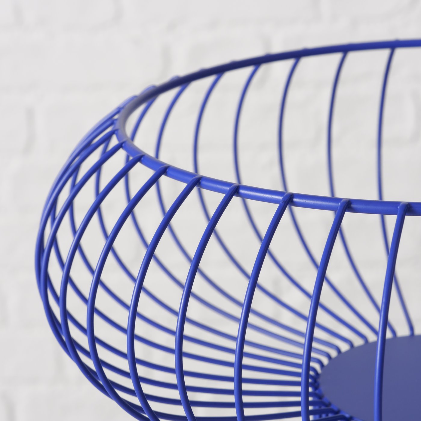 Simone Deko Metallschale in Mattblau – Stilvolles Designelement für moderne Innenräume