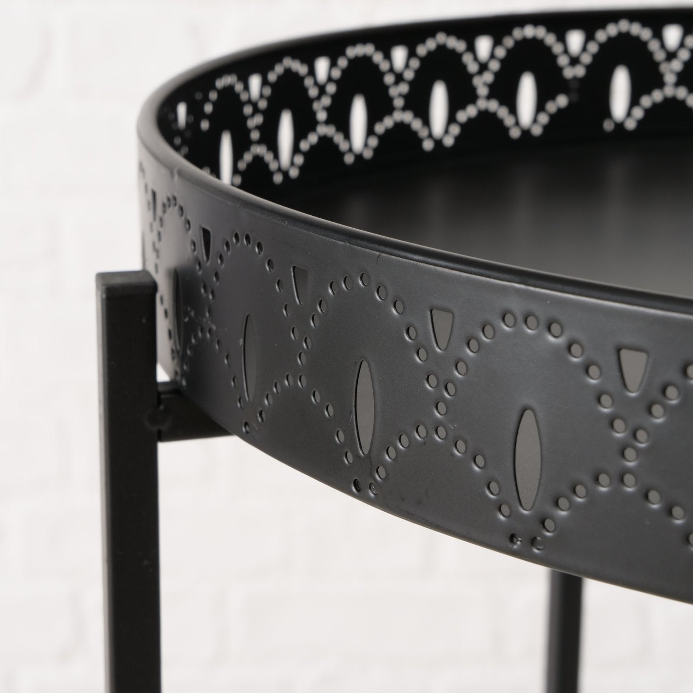 Elios Noir Tabletttisch aus Metall schwarz rund klappbar