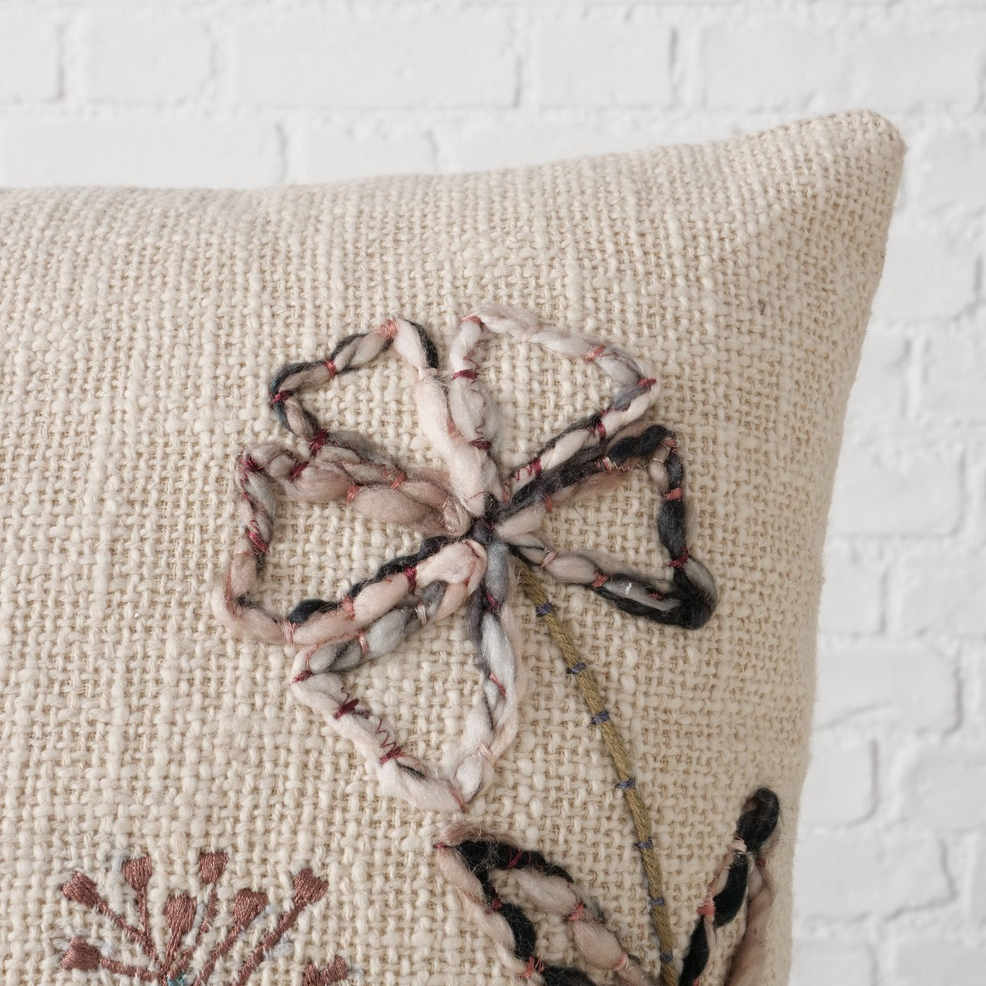 Sofakissen FloraBella – Handgewebtes Blumen-Kissen in Beige und Cremeweiß