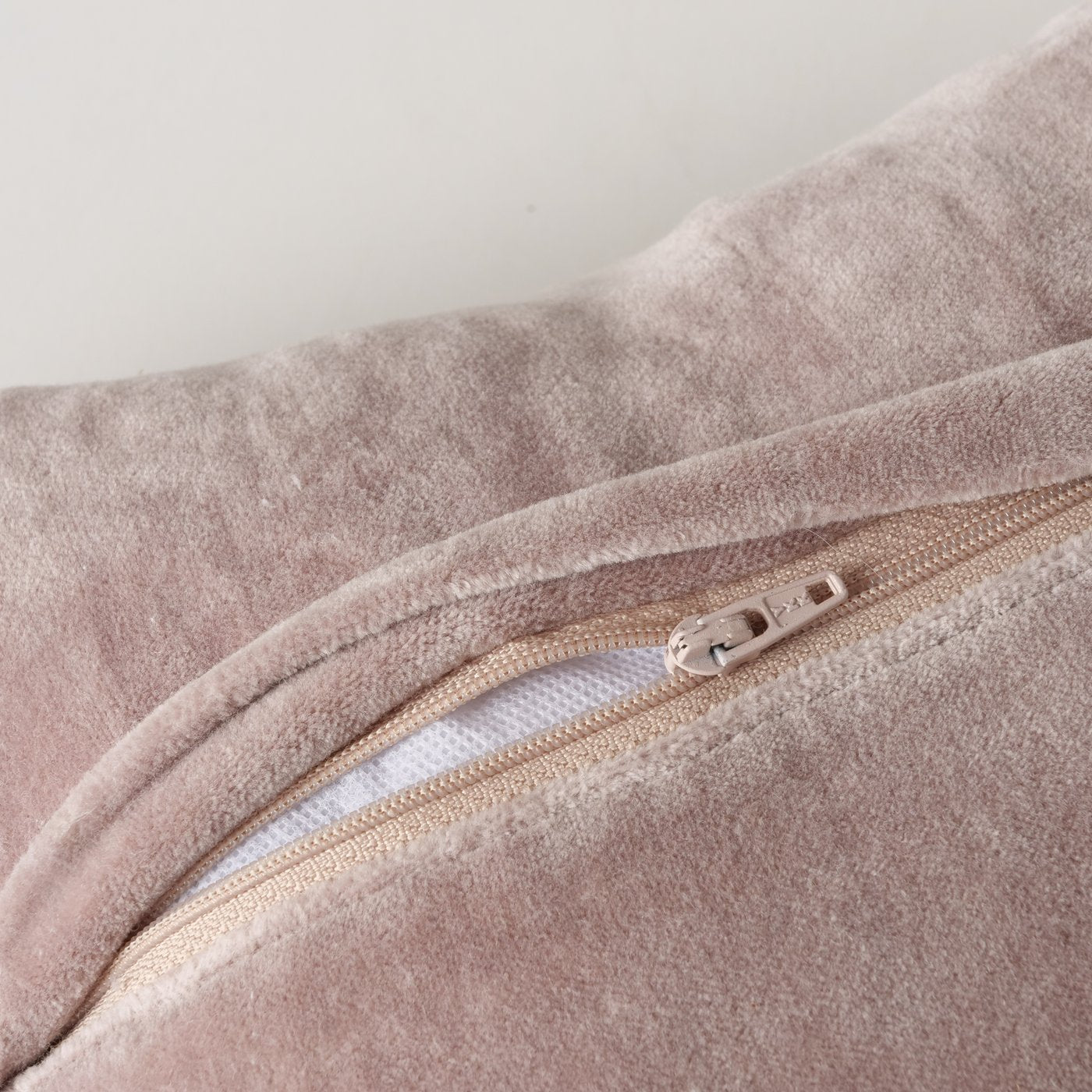 Besticktes Sofakissen Fleur – Handgefertigtes Dekokissen in Rosa 30cm