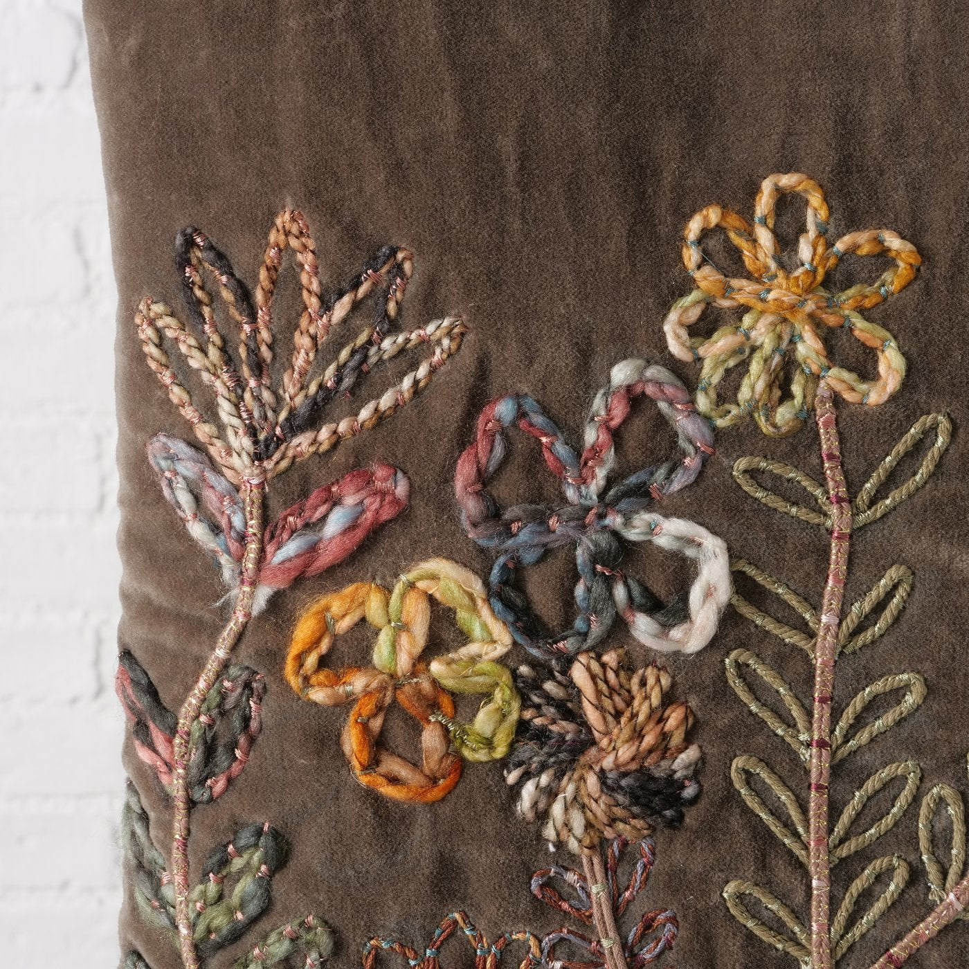 Decoratief kussen Florena Terra 45x45 cm handgeborduurd bruin bloemenmotief